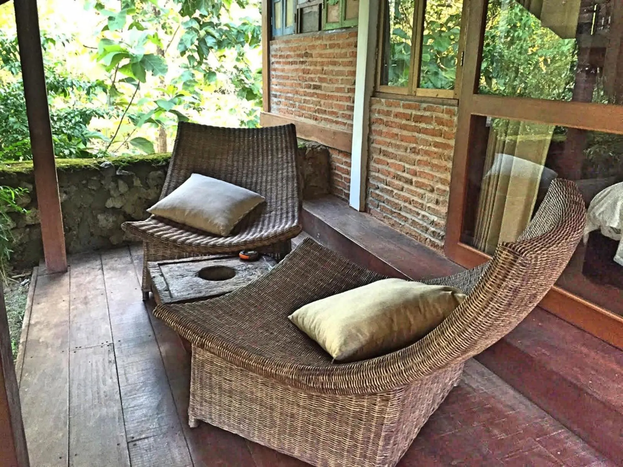 Seating area in La Cabane