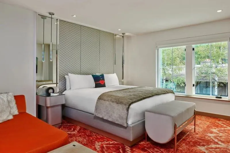 Property building, Bed in Downtown Aspen Luxury 3 Bedroom Residence