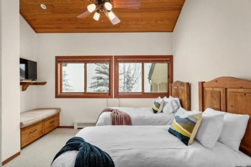 Property building, Bed in Snowmass Woodrun V 2 Bedroom Ski In, Ski Out Mountain Residence In The Heart Of Snowmass Village