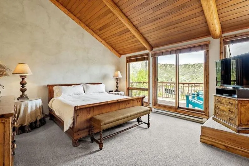 Kitchen or kitchenette, Bed in Snowmass Woodrun V 4 Bedroom Ski In, Ski Out Mountain Residence In The Heart Of Snowmass Village