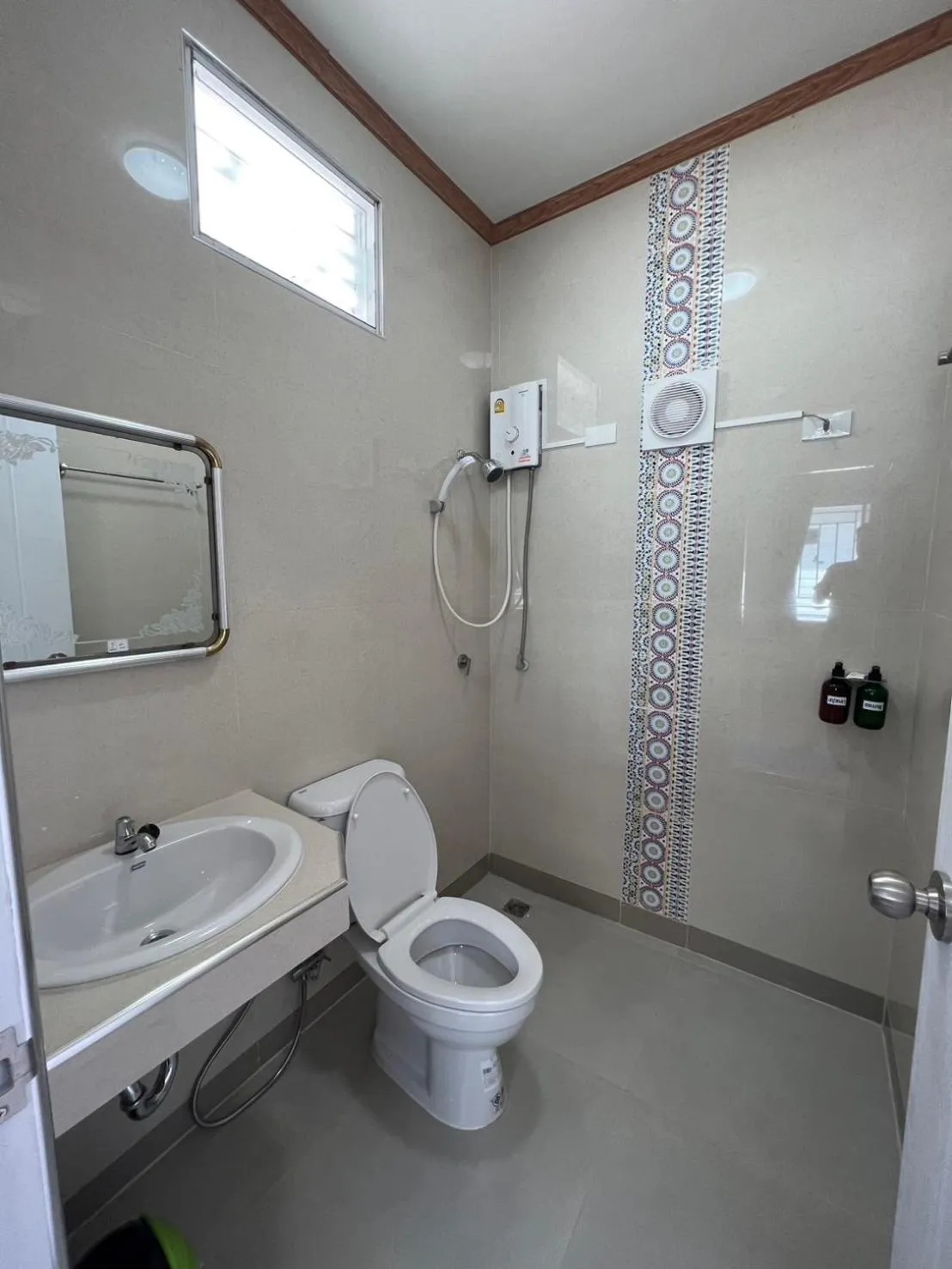 Shower in Bualuang HOTEL