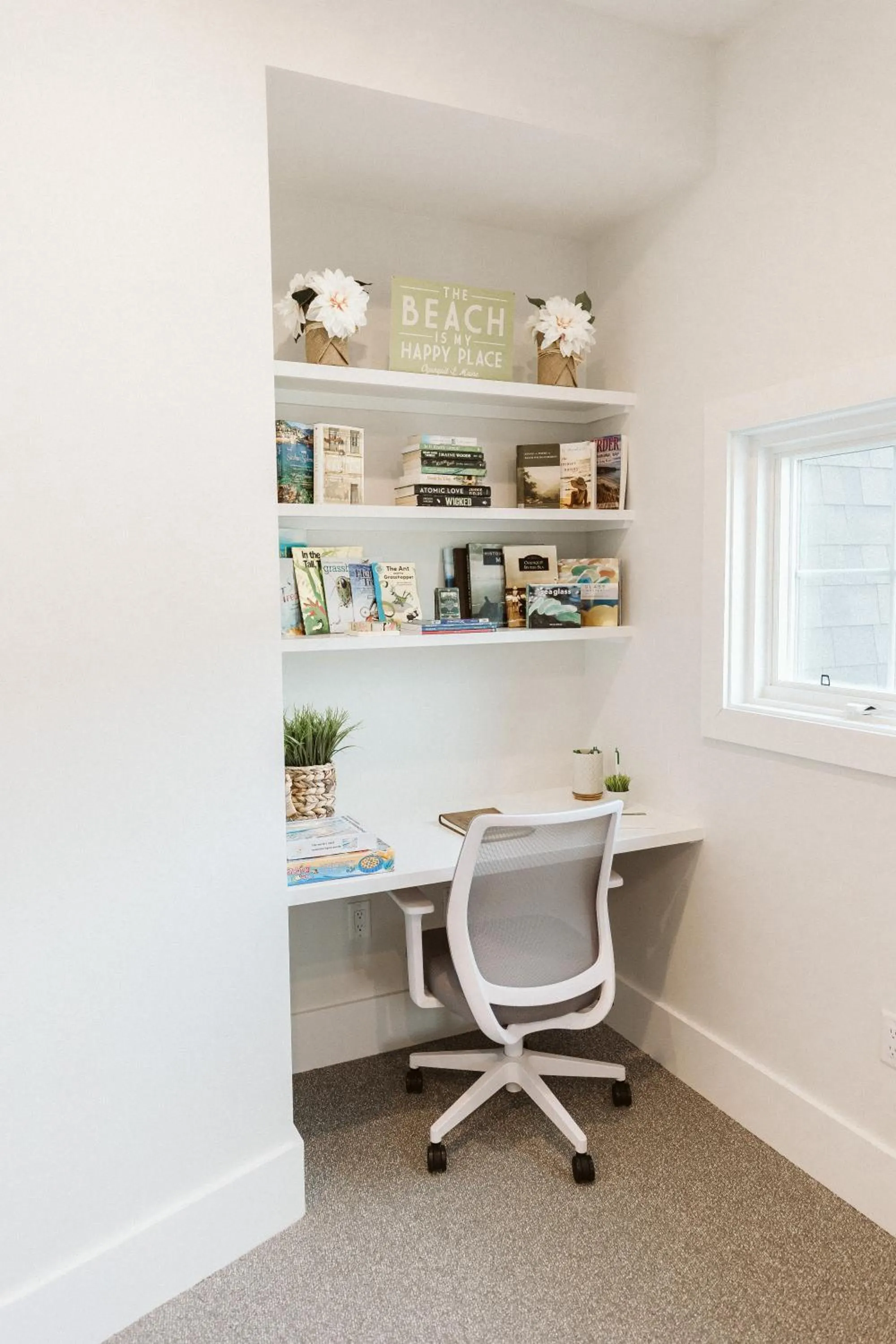 Library in Grasshopper Inn