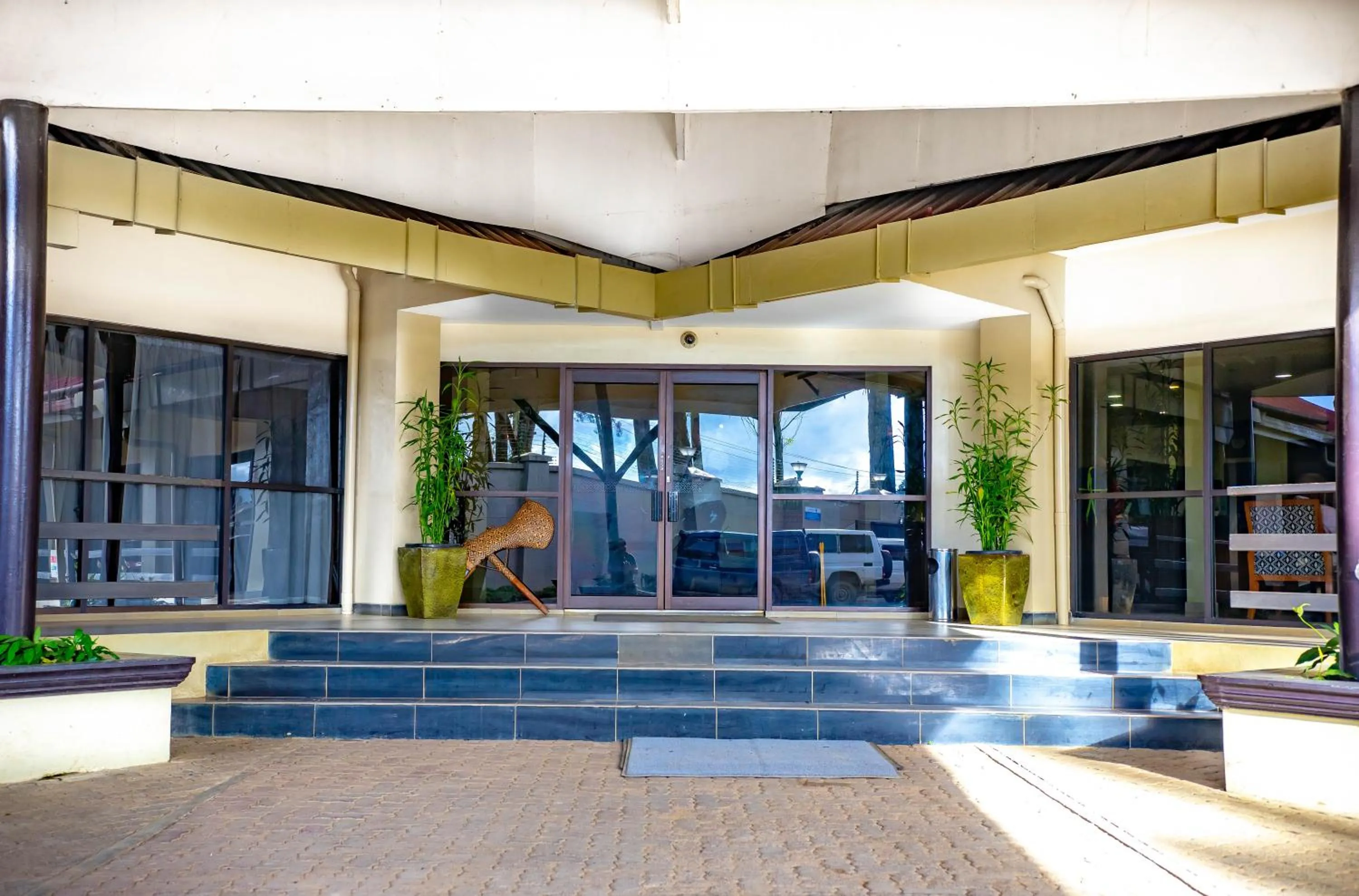 Facade/entrance in Highlander Hotel