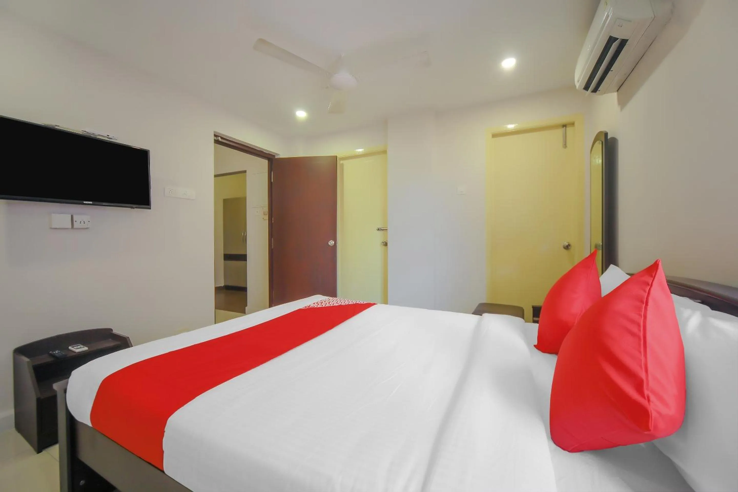 Bedroom, Bed in Super Hotel O Pride Hospitality Nungambakkam