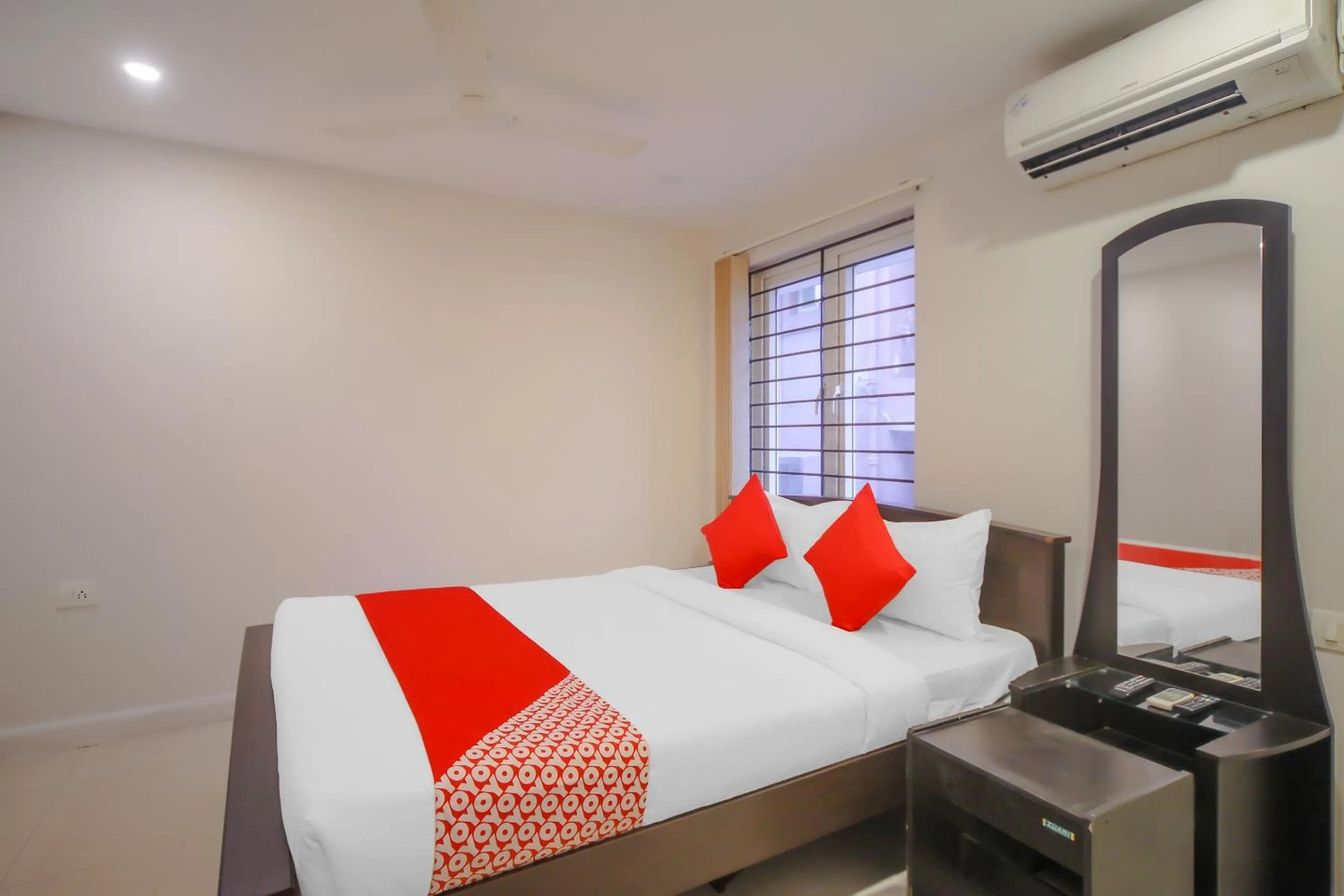 Bedroom, Bed in Super Hotel O Pride Hospitality Nungambakkam