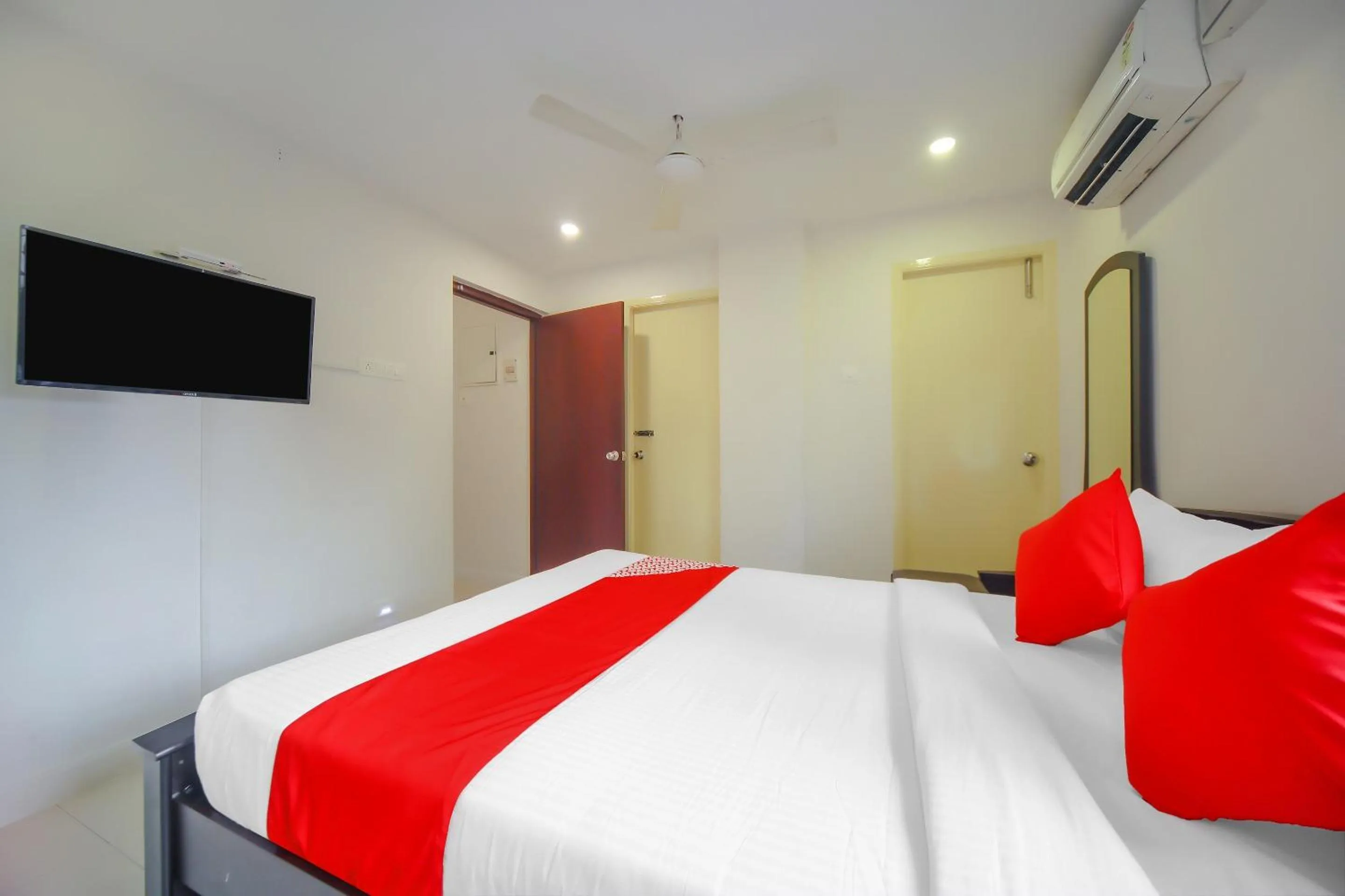 Bedroom, Bed in Super Hotel O Pride Hospitality Nungambakkam