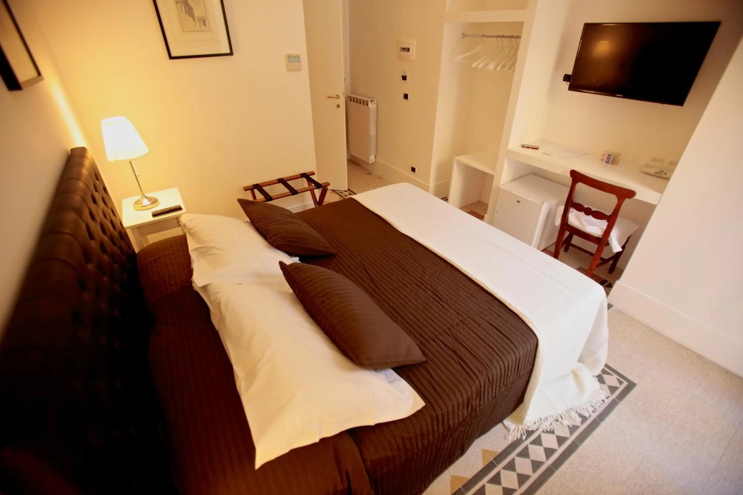 Photo of the whole room, Bed in Residenza Mazzini