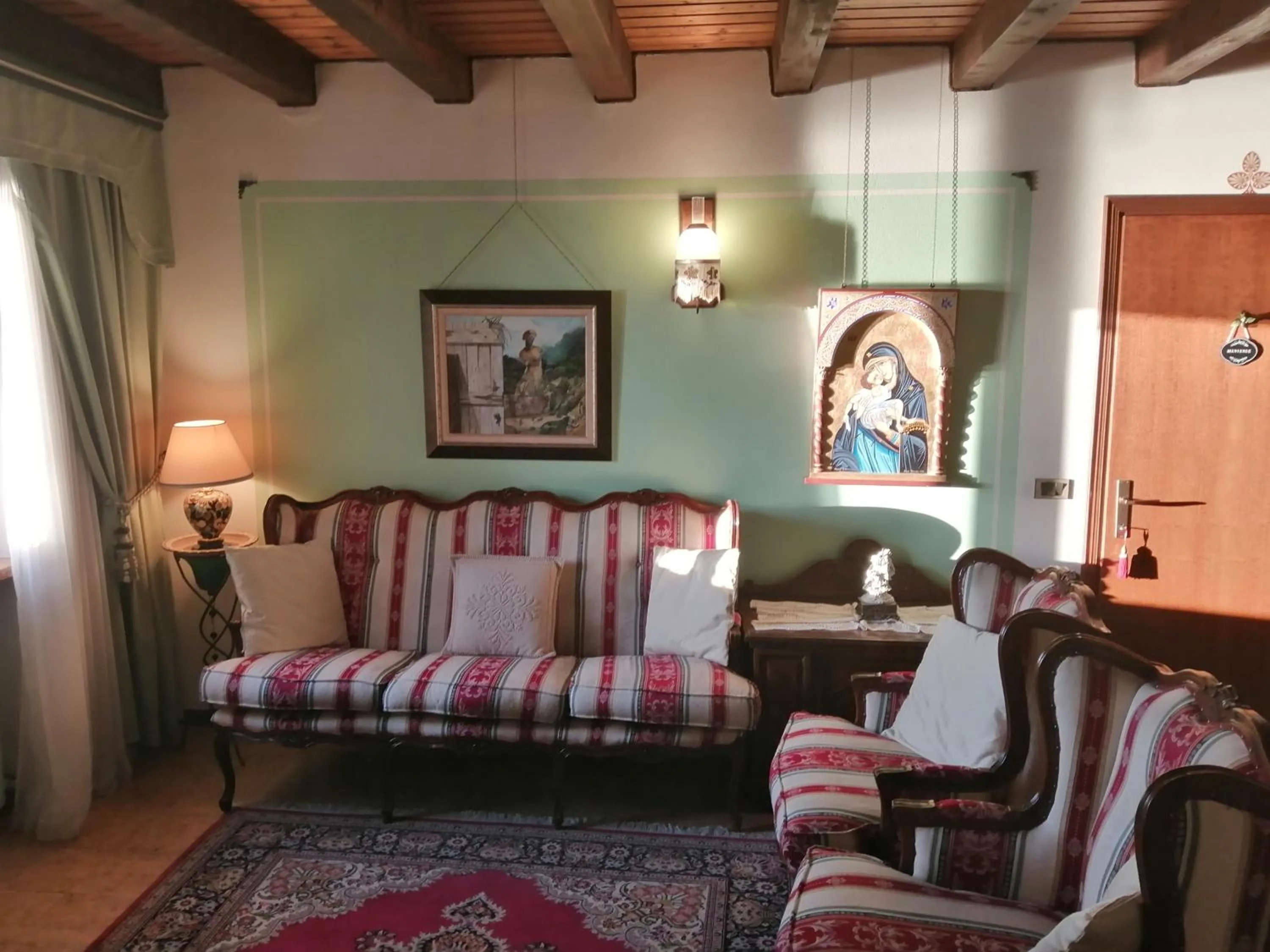 Communal lounge/ TV room in B&B da Paolo con vista Lago di Garda