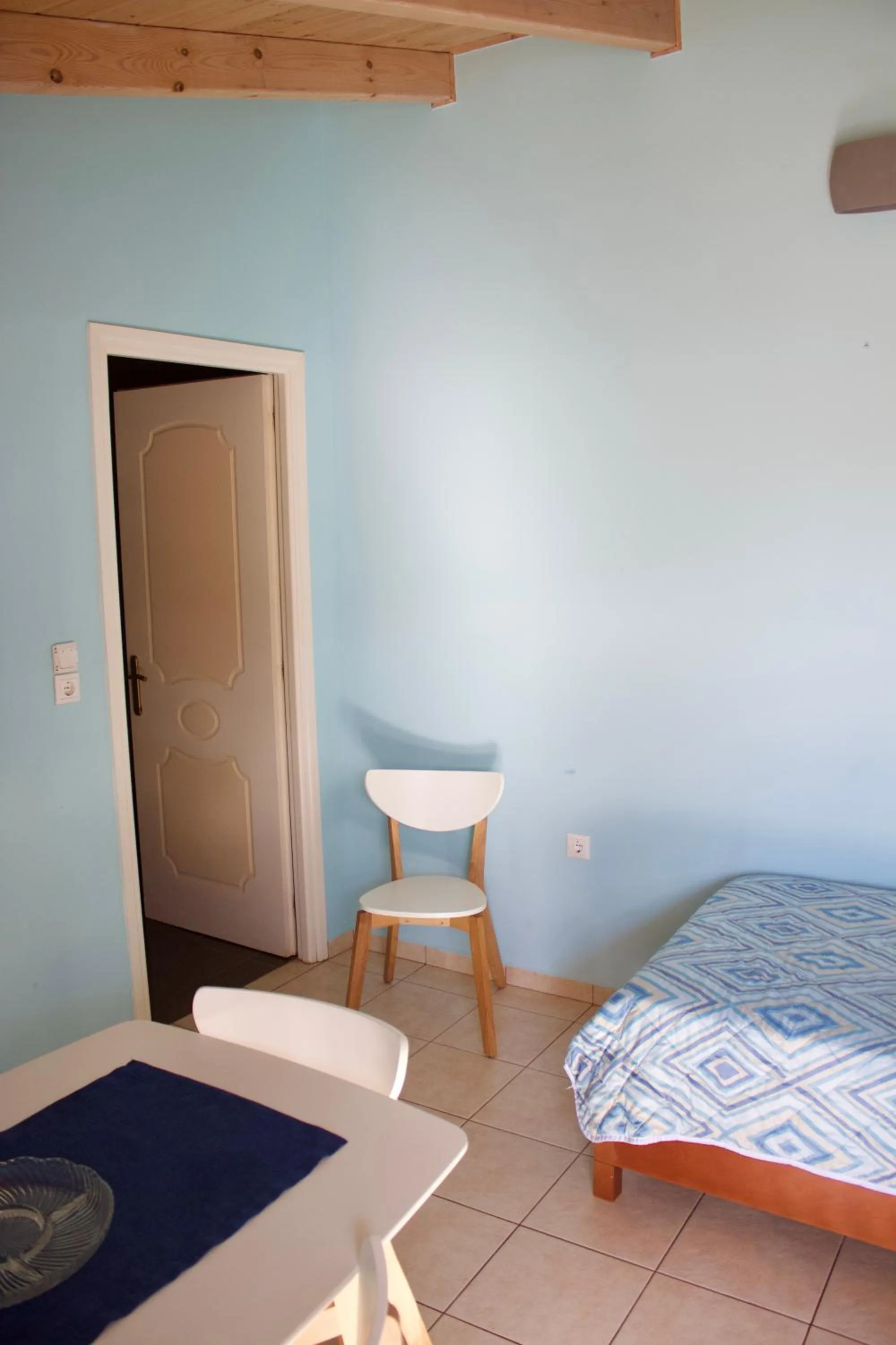 Dining area, Bed in Kekatos Studios