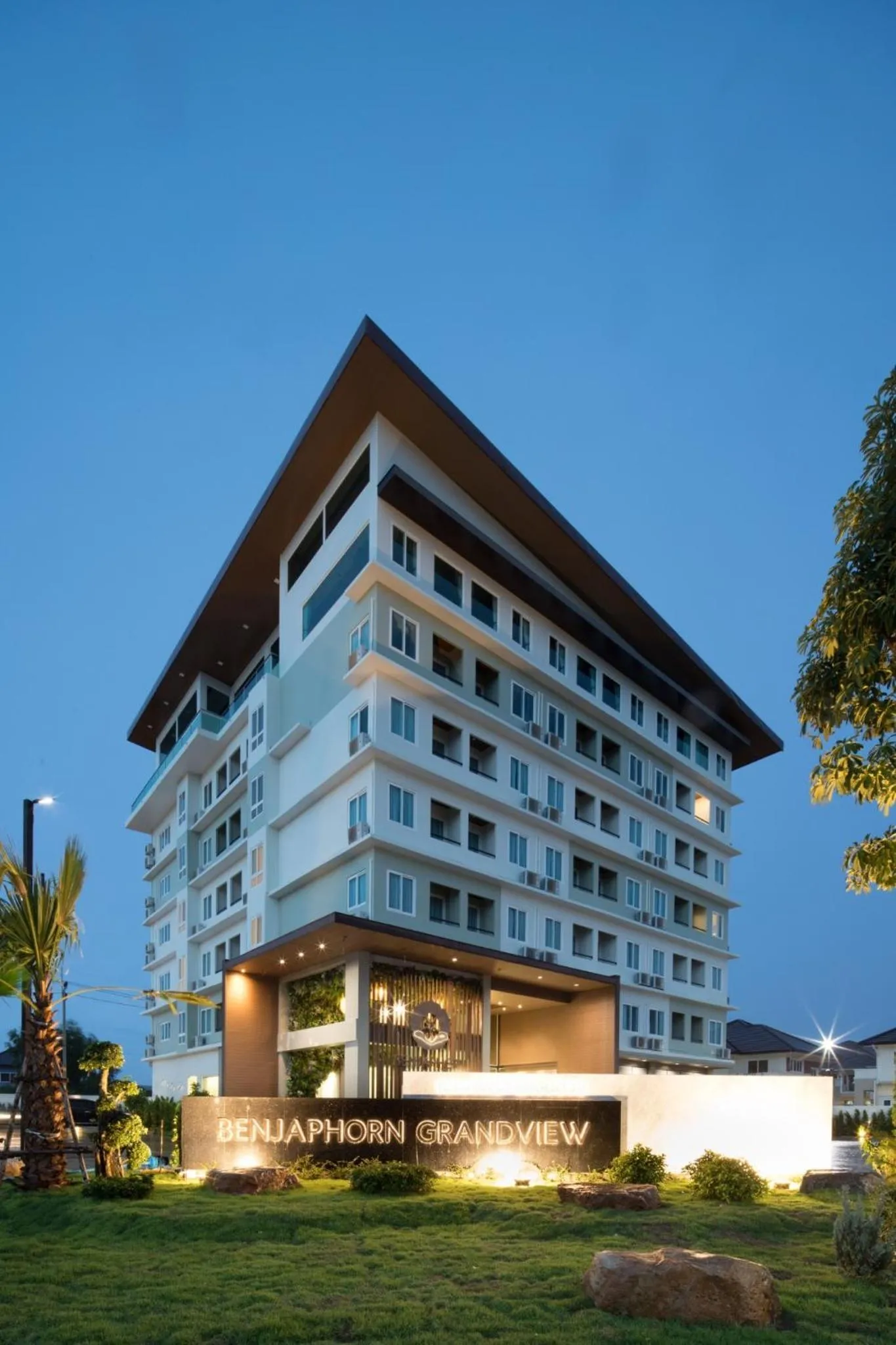 Property building in Benjaphorn Grandview Hotel