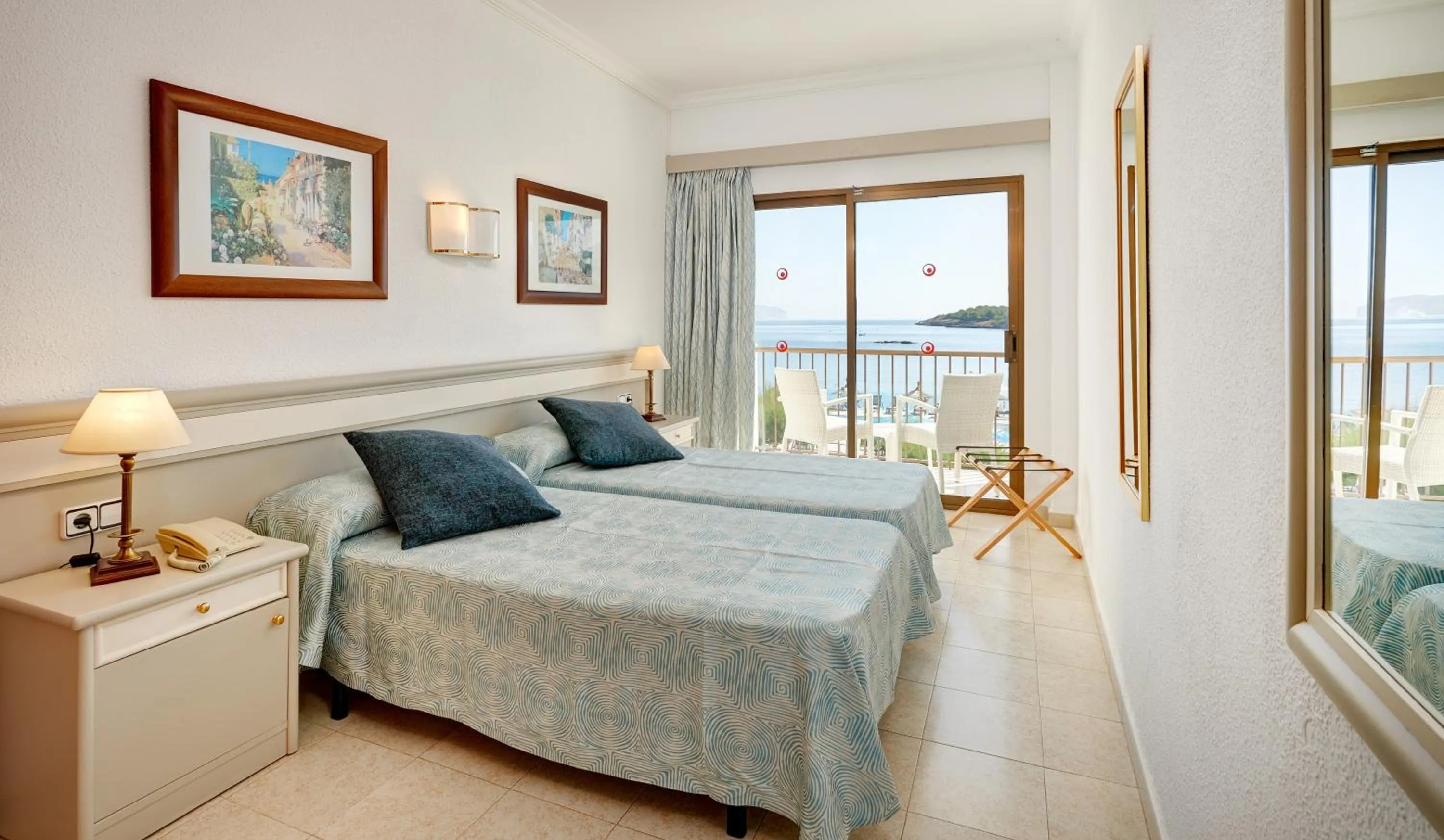 Photo of the whole room, Bed in Hotel Moré