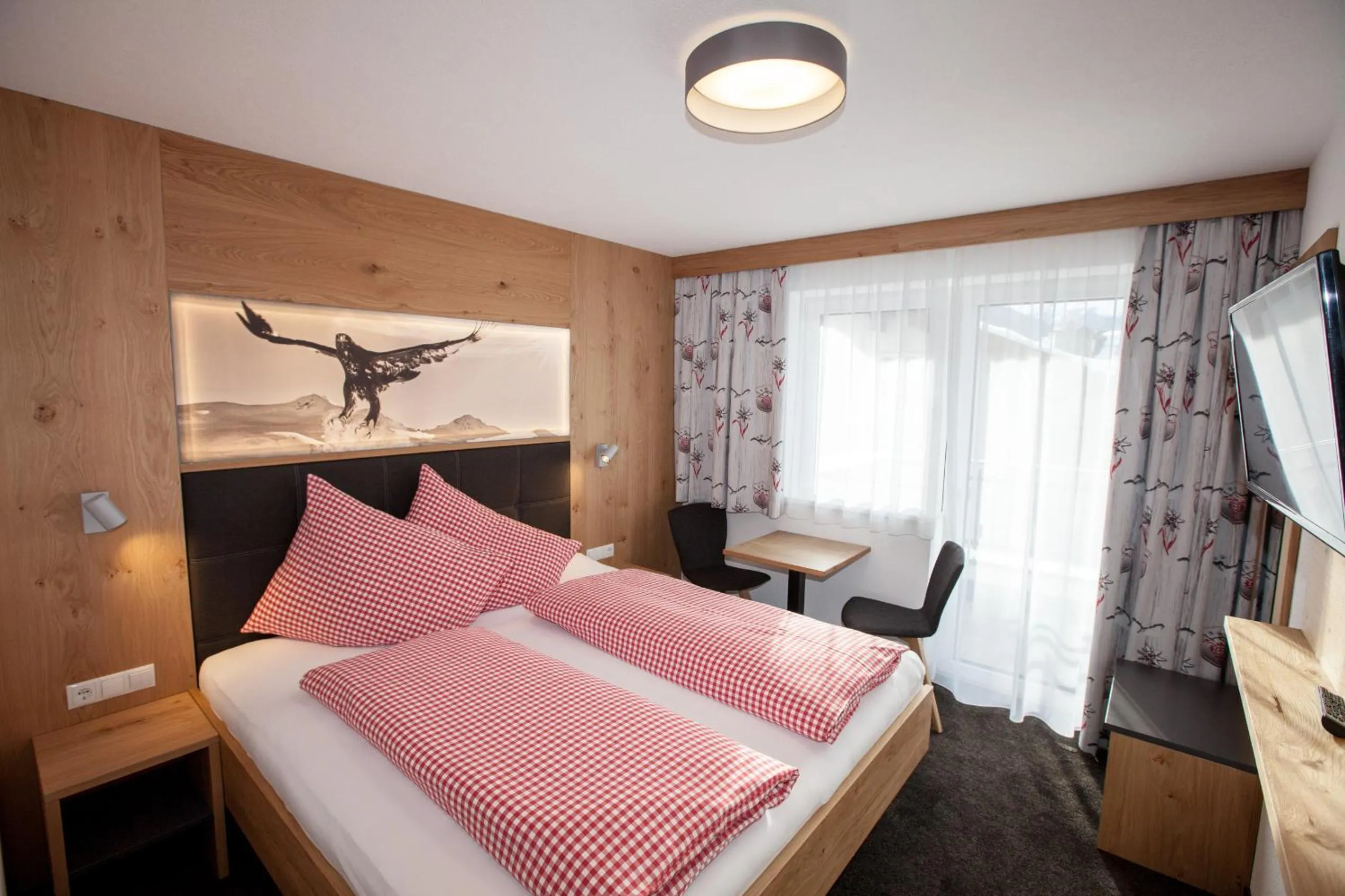 Photo of the whole room, Bed in Haus Küchelspitz