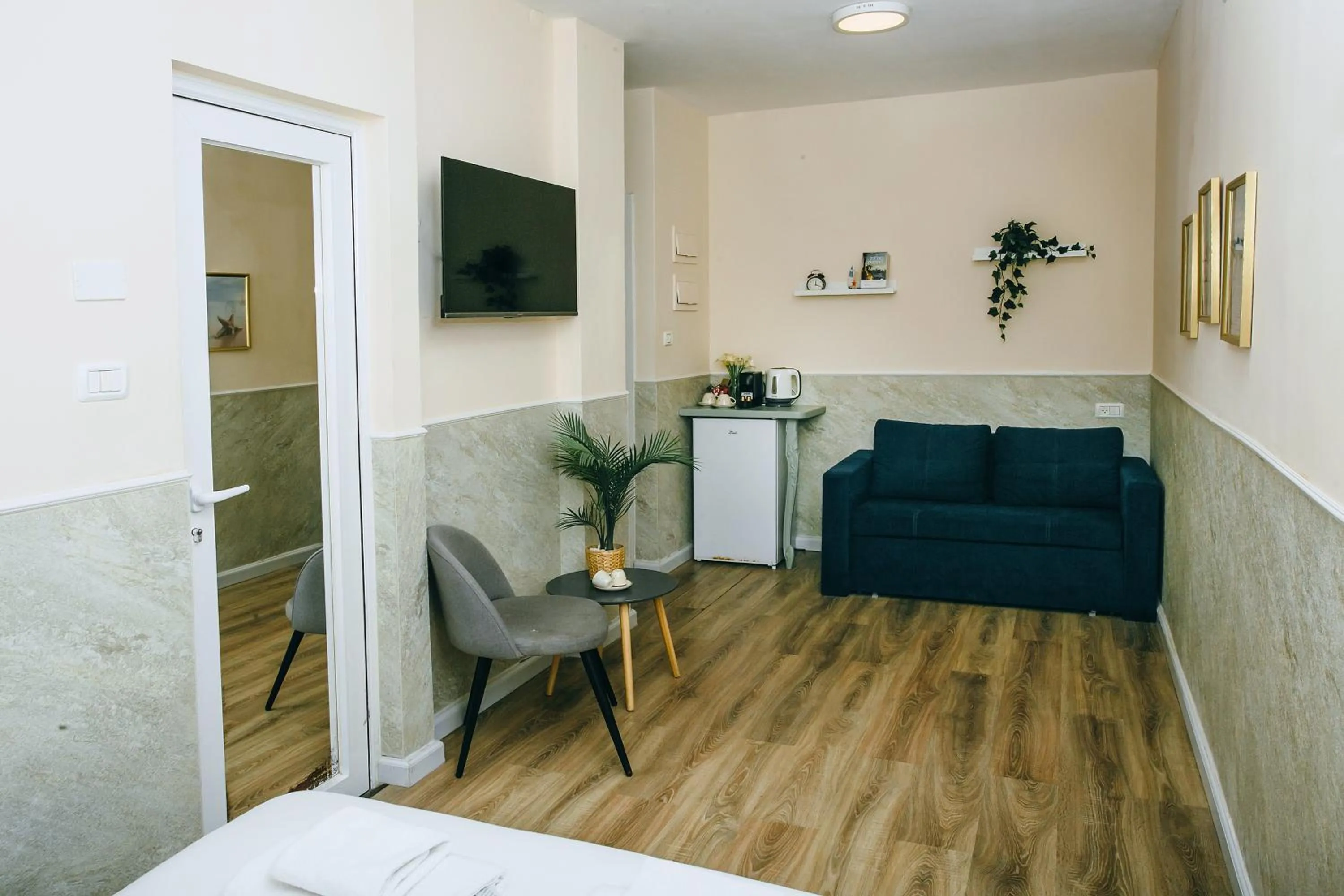 Seating area, Bed in Domus Bat Galim Hotel