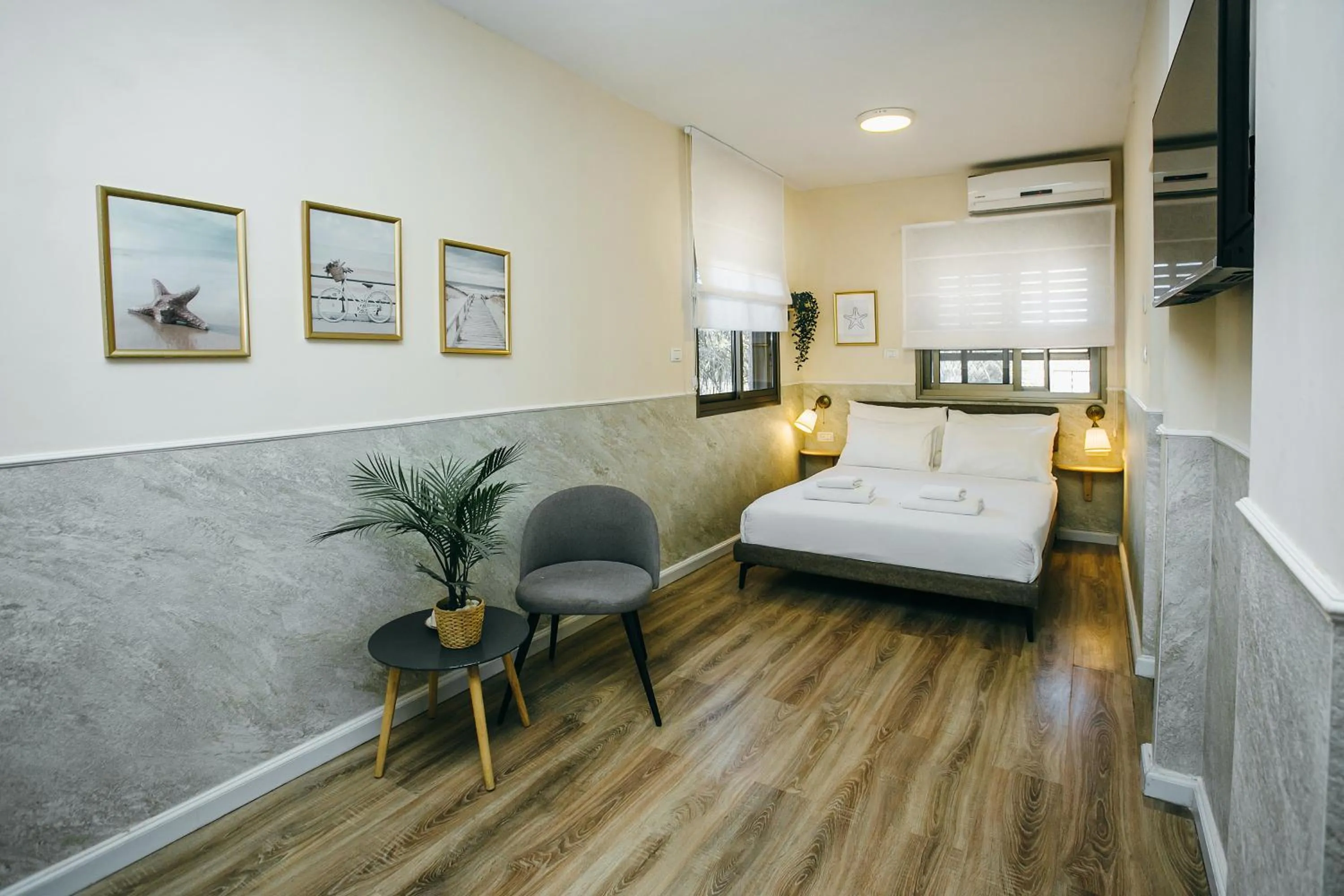 Photo of the whole room, Bed in Domus Bat Galim Hotel