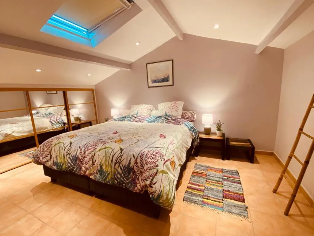 LA VILLA DES AMES LIEES