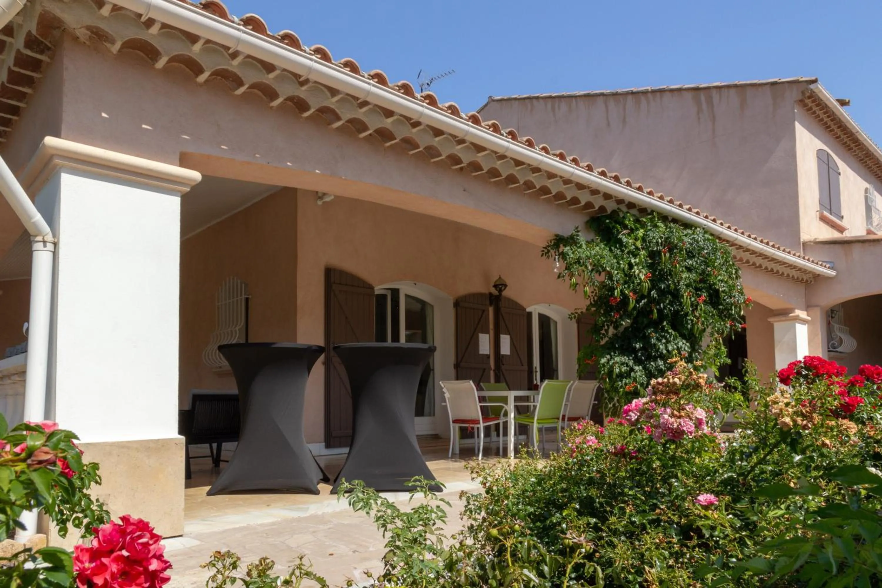 LA VILLA DES AMES LIEES