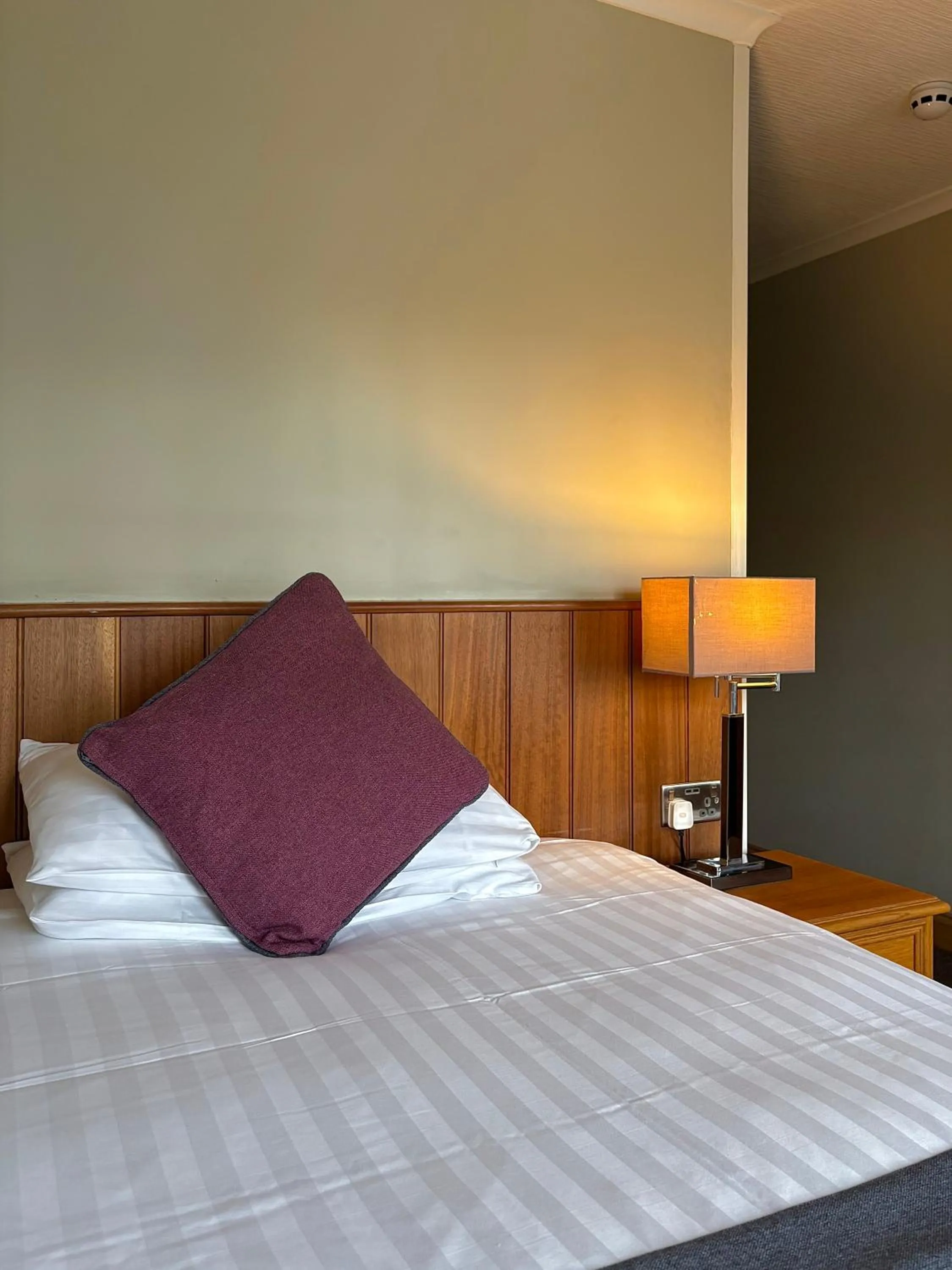 Bedroom, Bed in St. Davids Cross Hotel