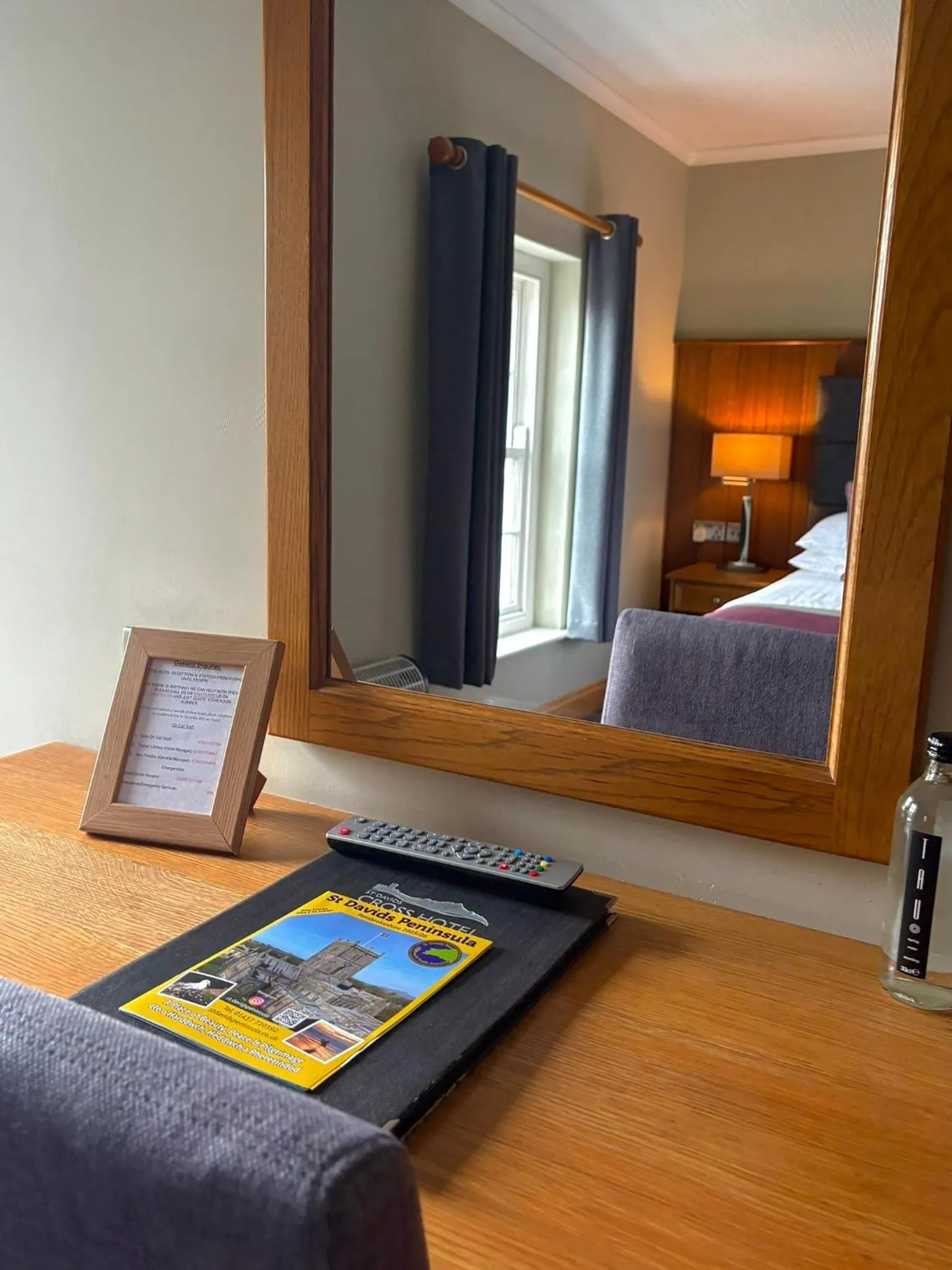 Bedroom, Bed in St. Davids Cross Hotel