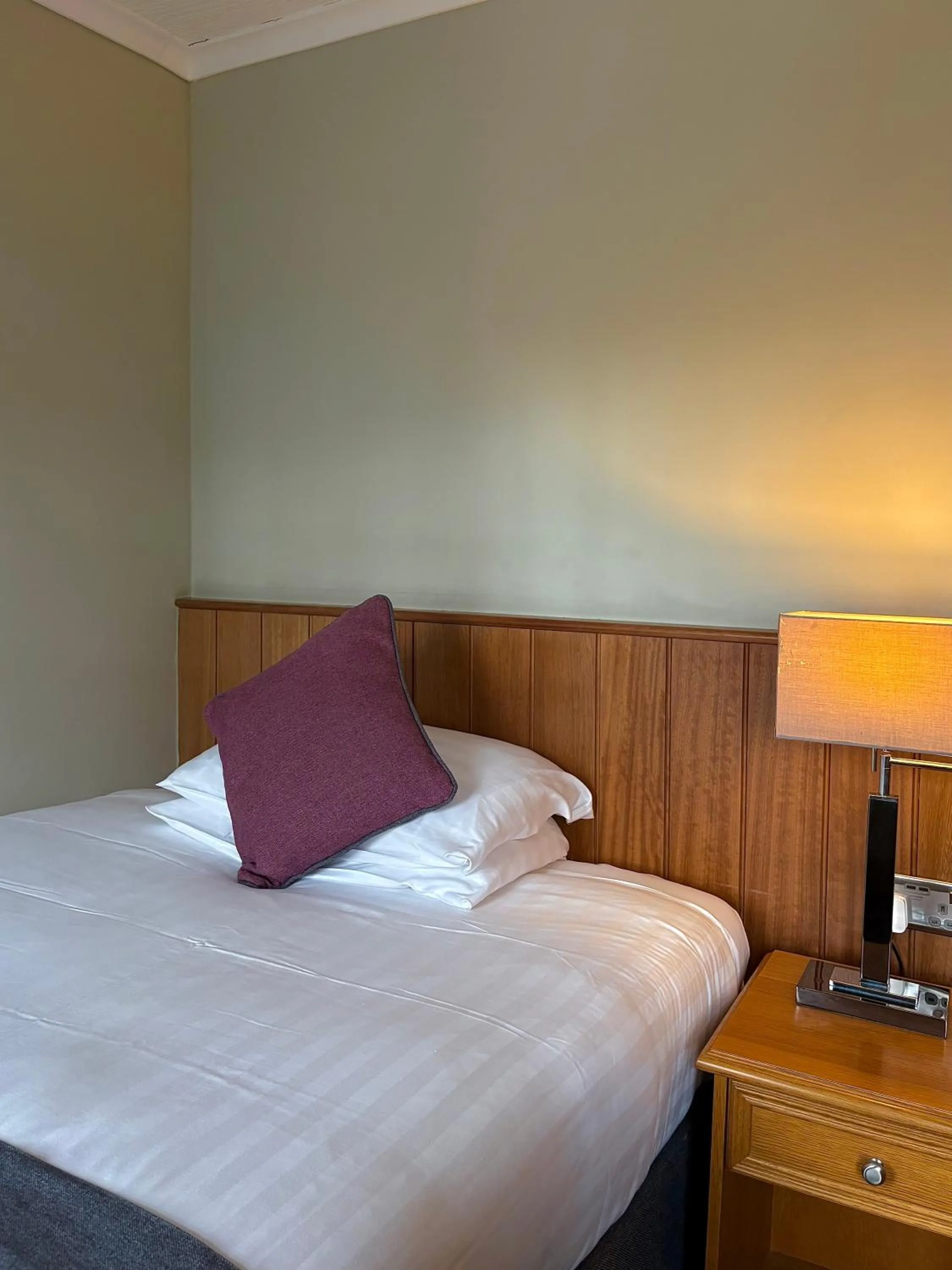 Bedroom, Bed in St. Davids Cross Hotel