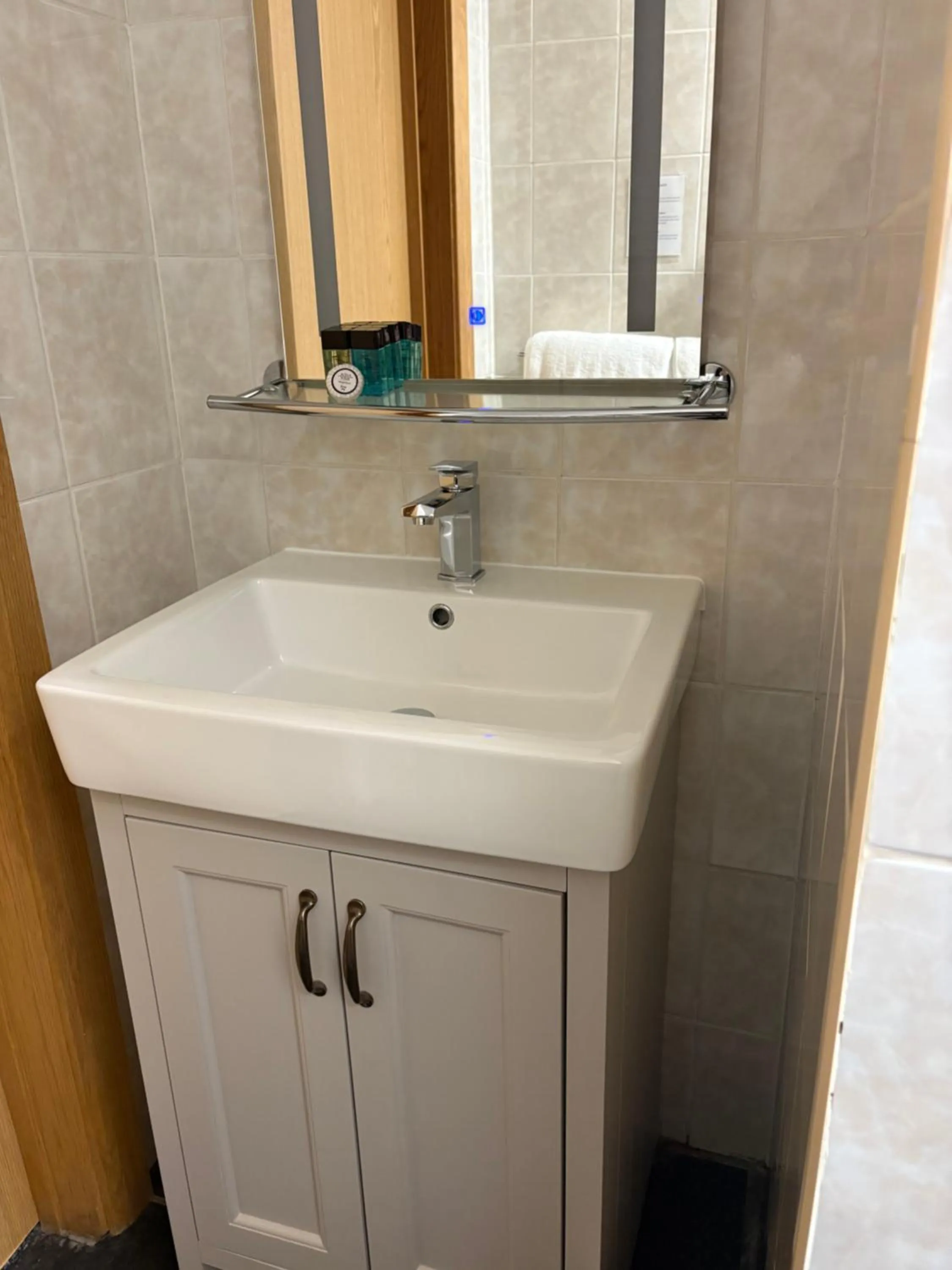 Bathroom in St. Davids Cross Hotel