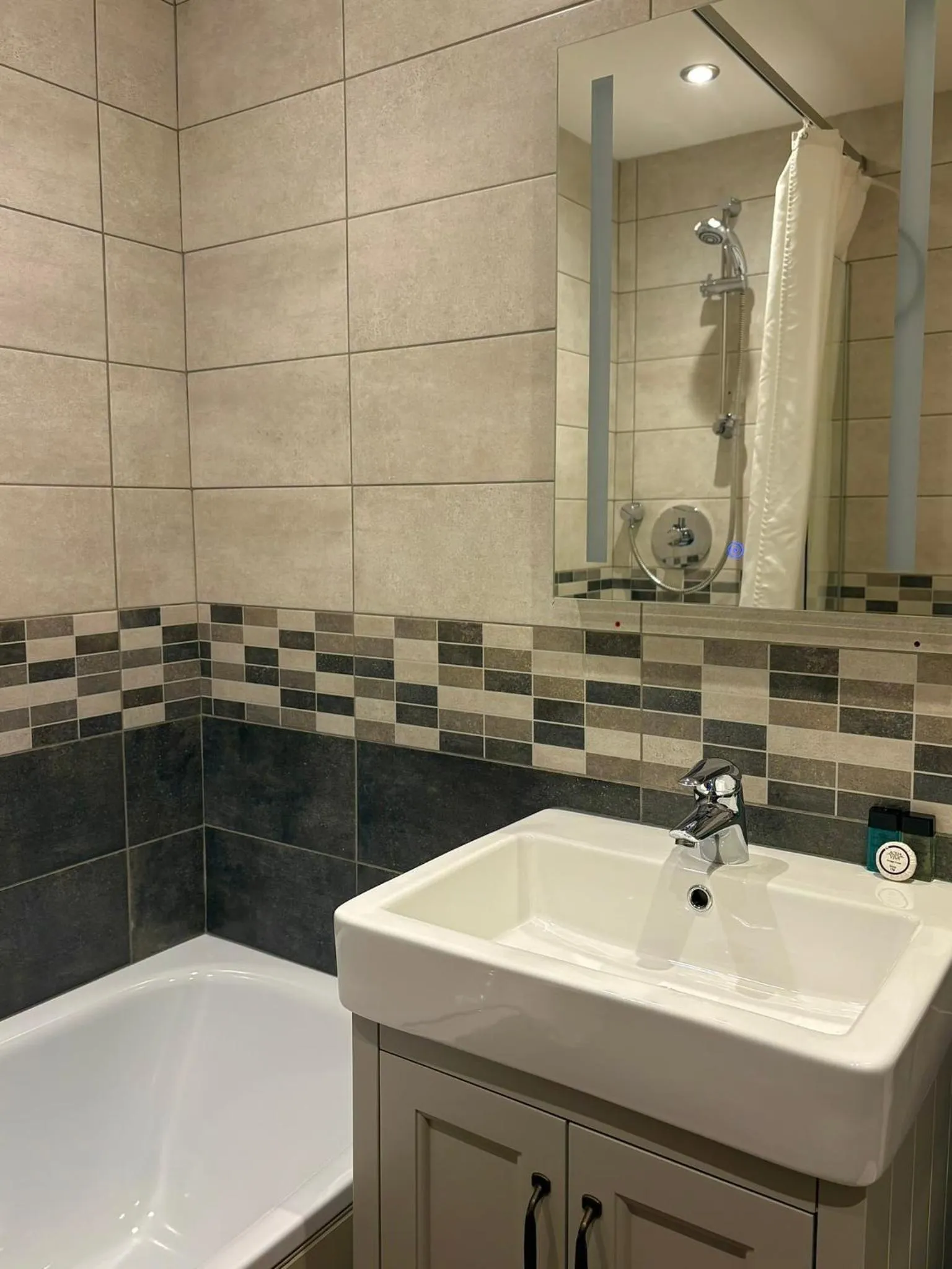 Bathroom in St. Davids Cross Hotel