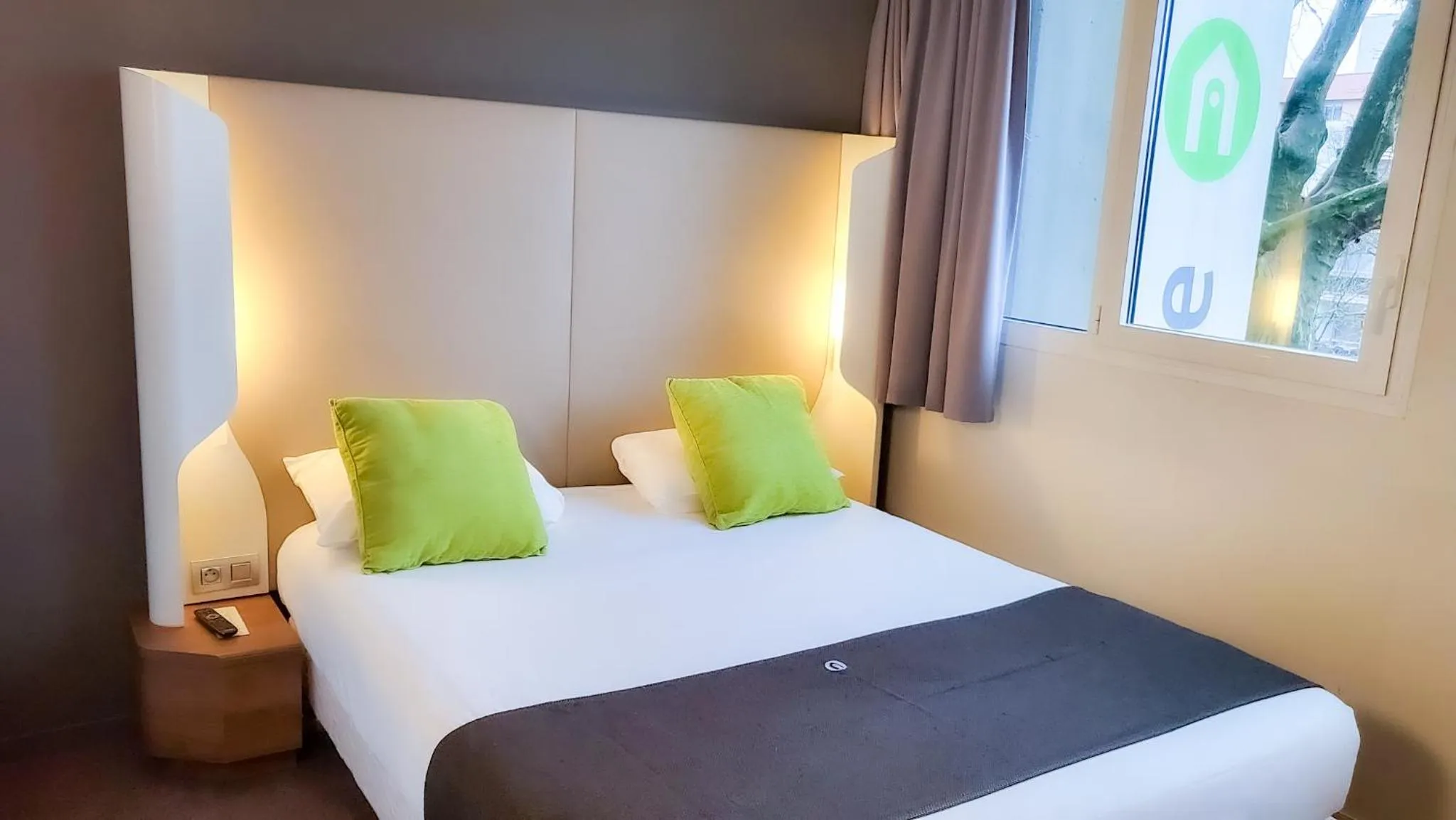 Photo of the whole room, Bed in Campanile Dijon Congrès Clemenceau