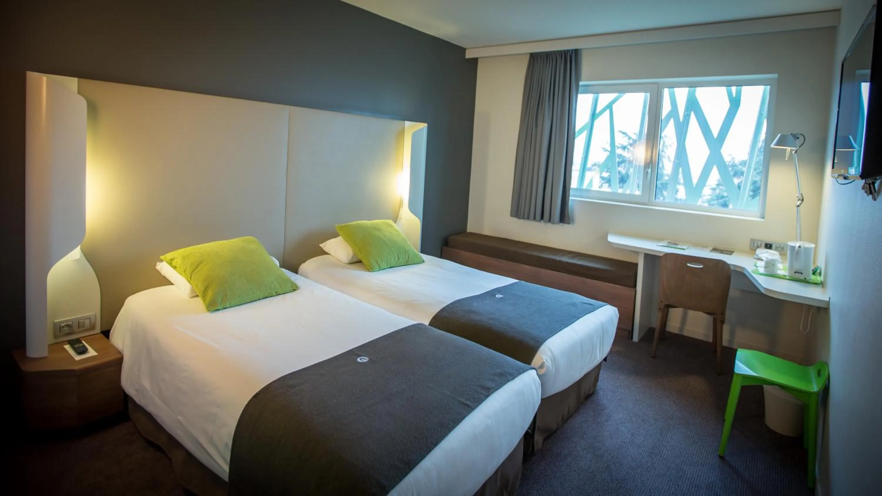 Coffee/tea facilities, Bed in Campanile Dijon Congrès Clemenceau