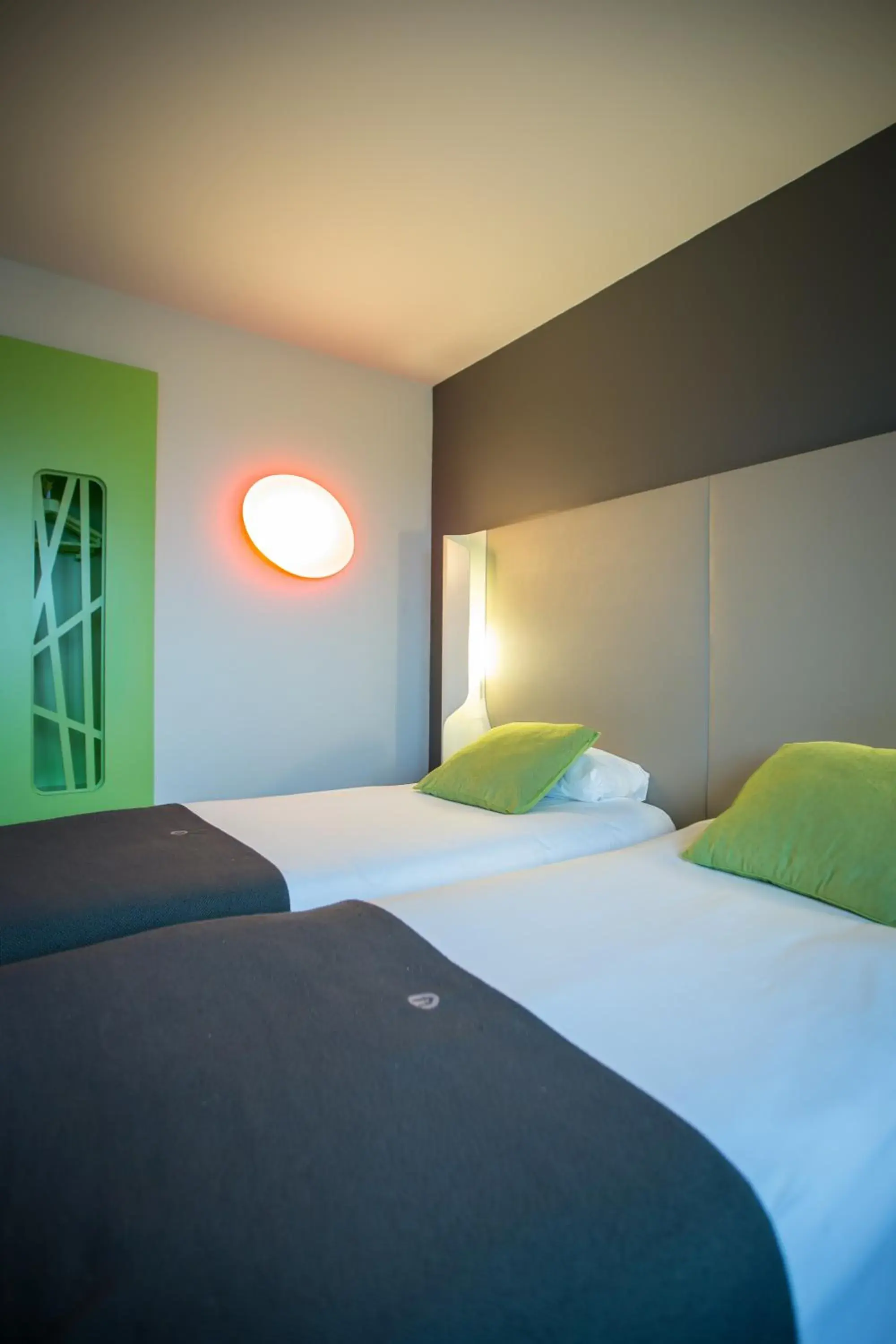 Standard Triple Room in Campanile Dijon Congrès Clemenceau Standard Triple Room in Campanile Dijon Congrès Clemenceau