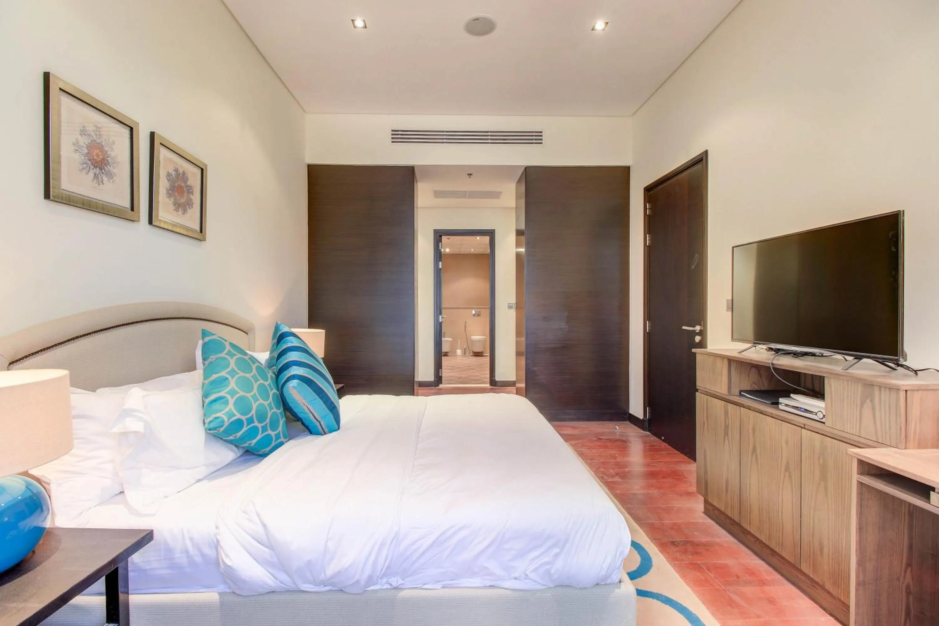 Bed in Luxe Getaways Royal Amwaj Palm Jumeirah Resort Apartment Holiday Home