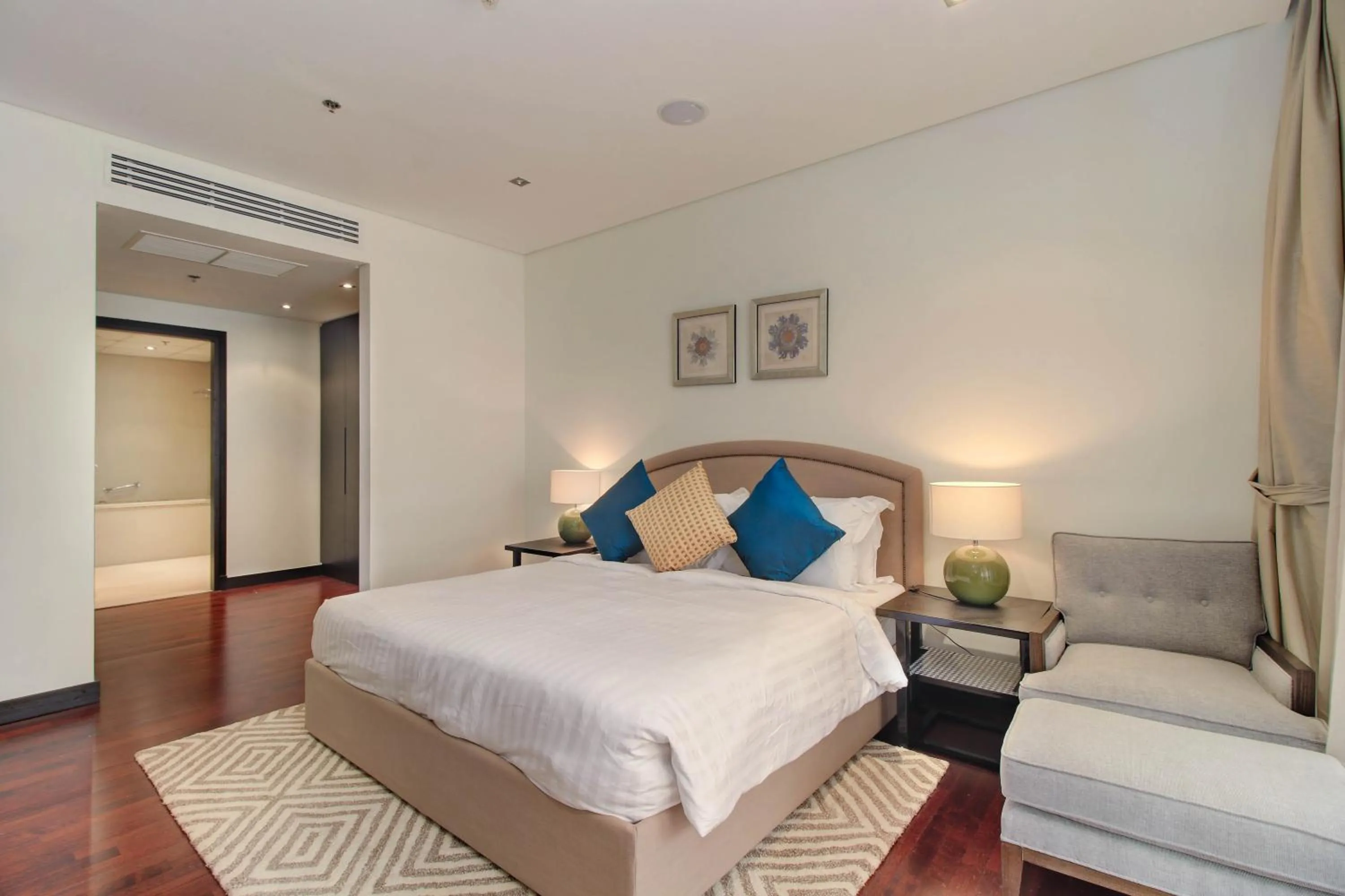 Bed in Luxe Getaways Royal Amwaj Palm Jumeirah Resort Apartment Holiday Home