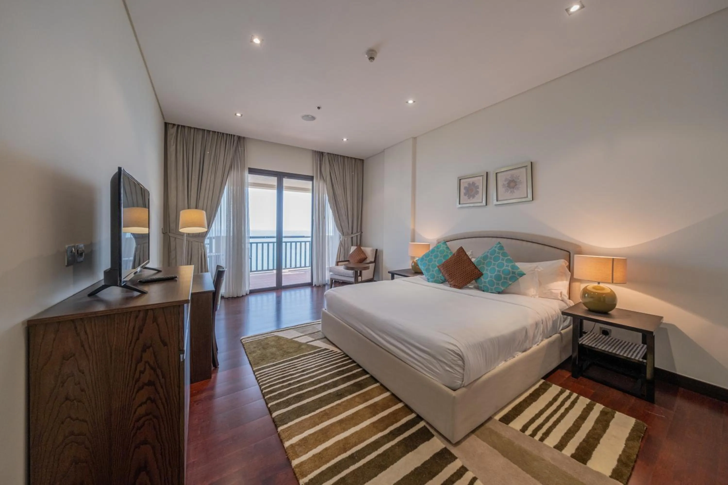Bed in Luxe Getaways Royal Amwaj Palm Jumeirah Resort Apartment Holiday Home