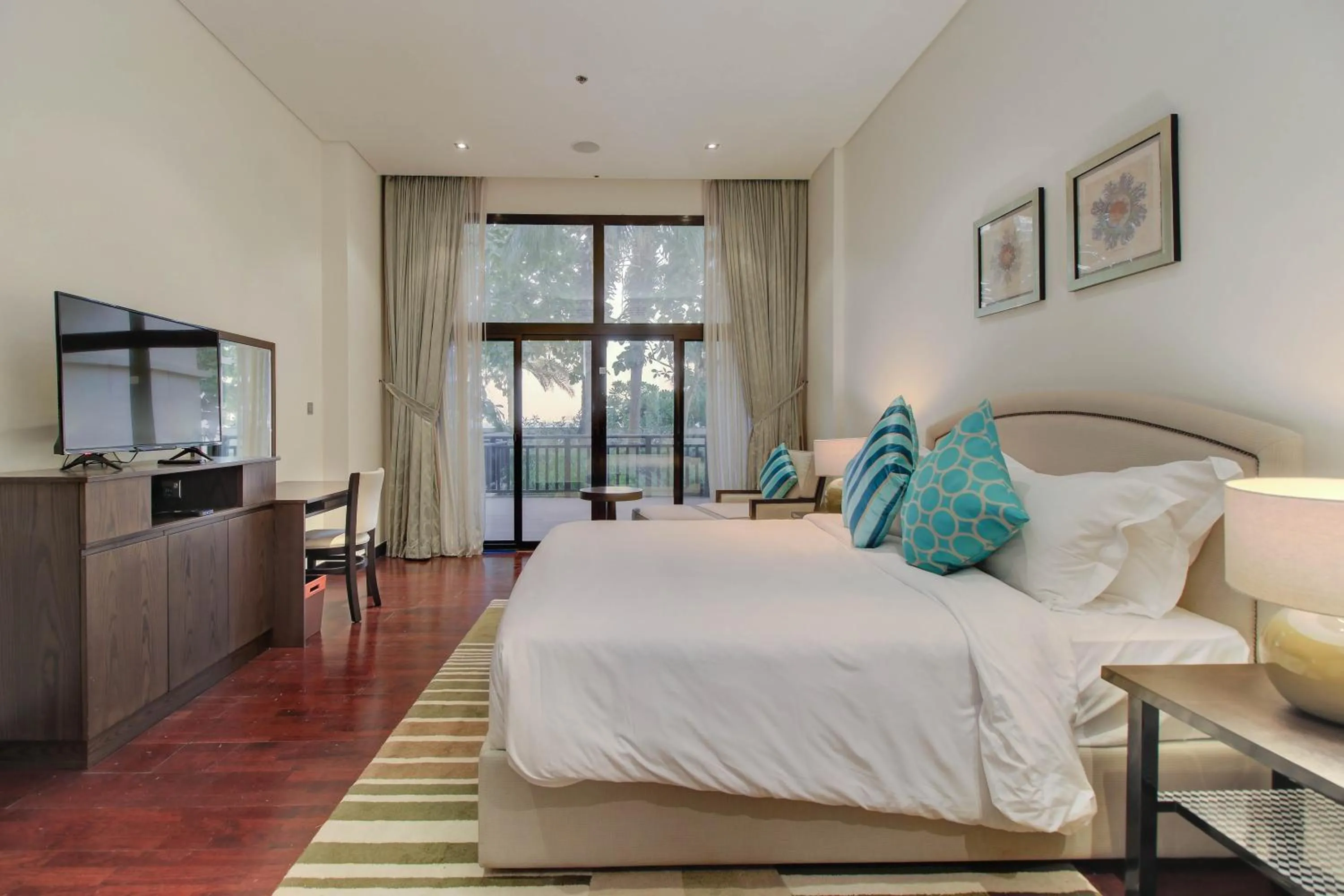 Bed in Luxe Getaways Royal Amwaj Palm Jumeirah Resort Apartment Holiday Home