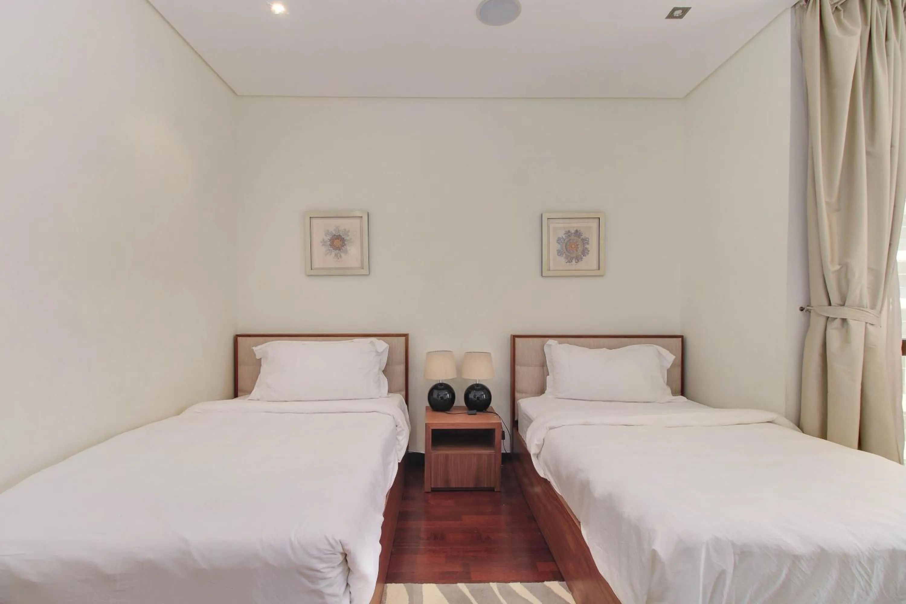 Bed in Luxe Getaways Royal Amwaj Palm Jumeirah Resort Apartment Holiday Home