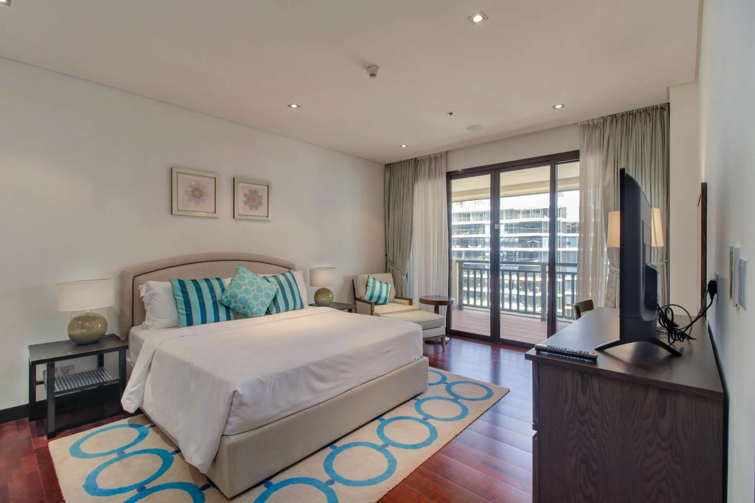 Bed in Luxe Getaways Royal Amwaj Palm Jumeirah Resort Apartment Holiday Home