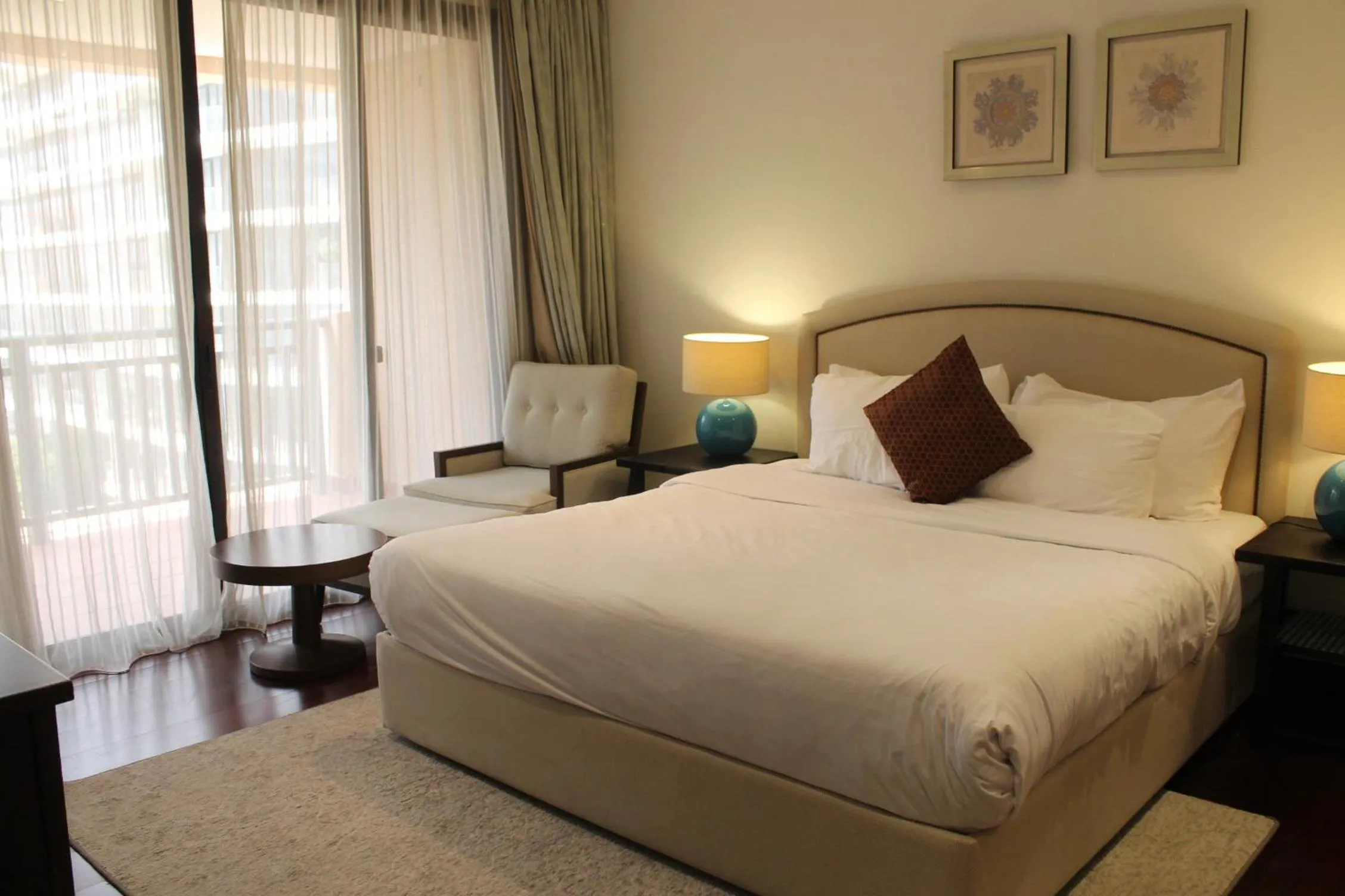 Bed in Luxe Getaways Royal Amwaj Palm Jumeirah Resort Apartment Holiday Home