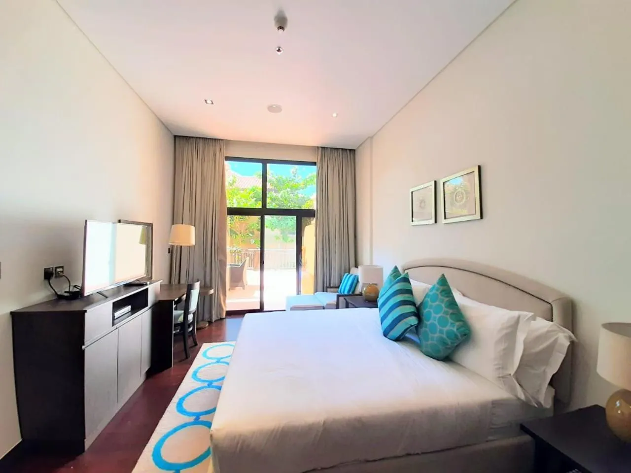 Bed in Luxe Getaways Royal Amwaj Palm Jumeirah Resort Apartment Holiday Home