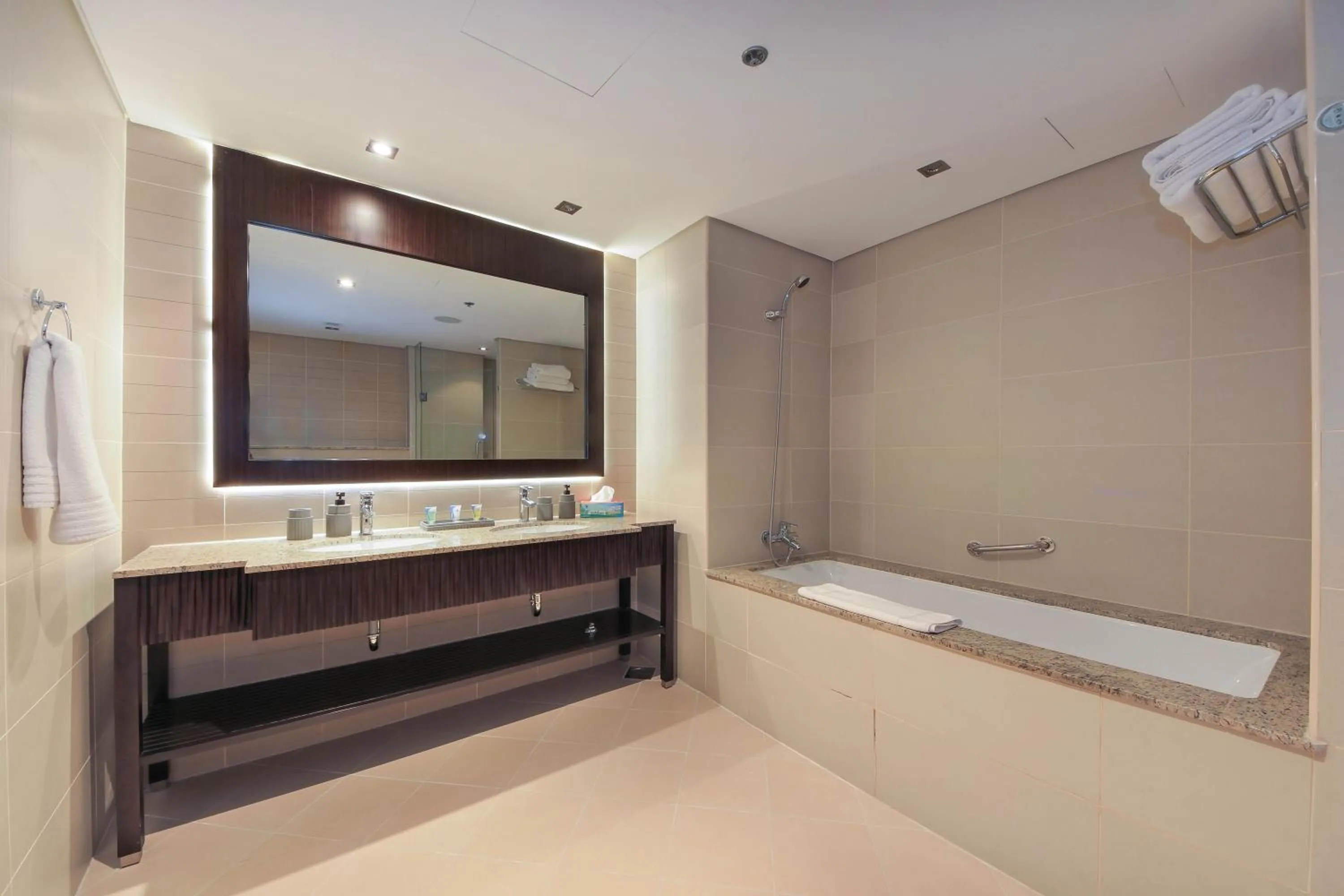 Luxe Getaways Royal Amwaj Palm Jumeirah Resort Apartment Holiday Home