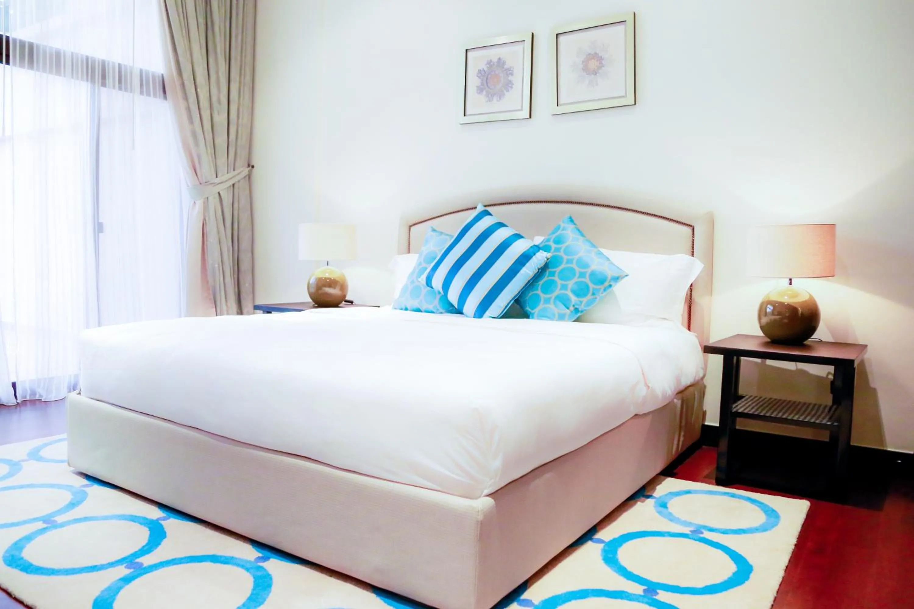 Bed in Luxe Getaways Royal Amwaj Palm Jumeirah Resort Apartment Holiday Home