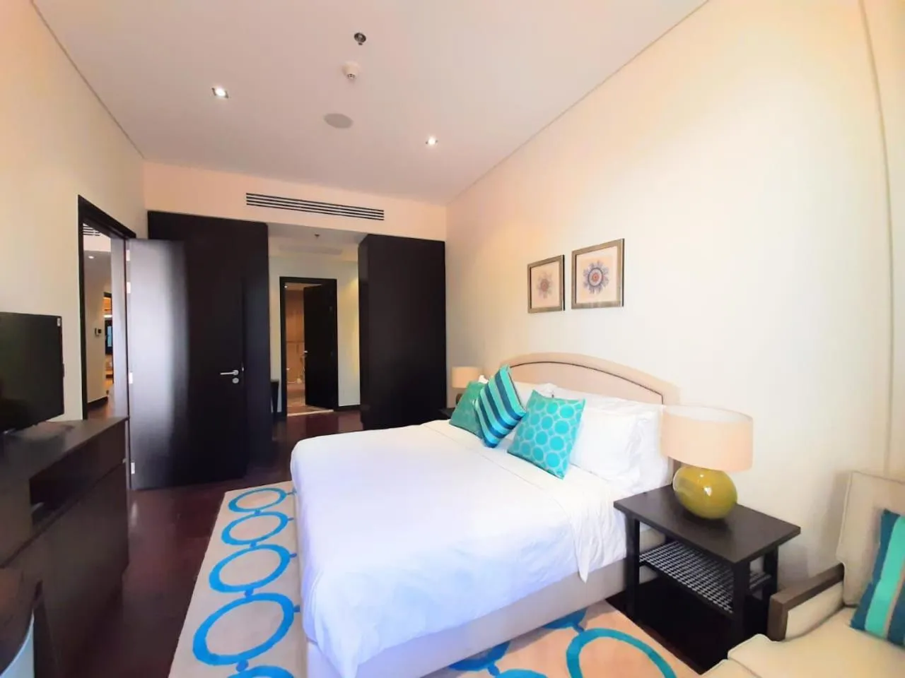 Bed in Luxe Getaways Royal Amwaj Palm Jumeirah Resort Apartment Holiday Home