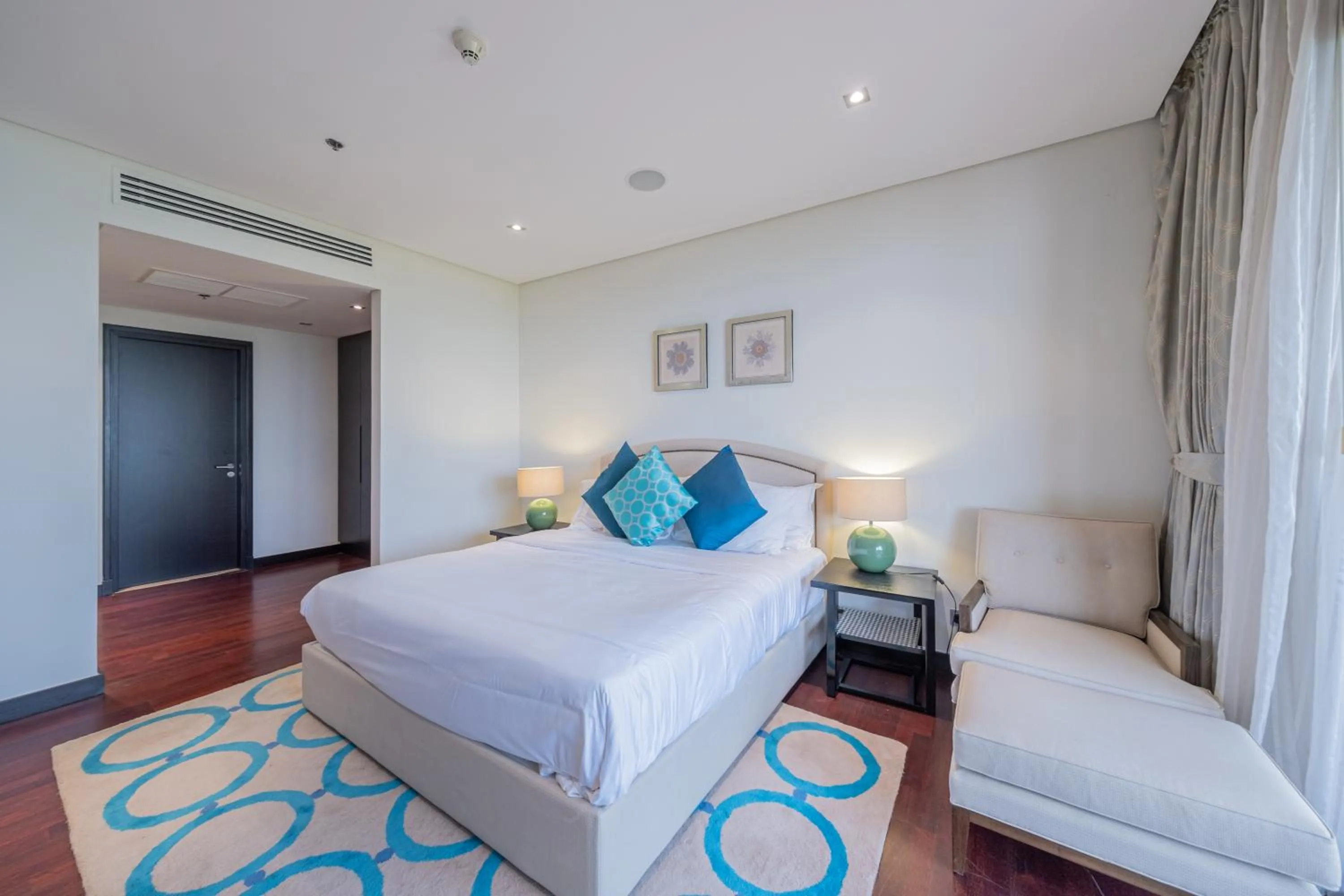 Bed in Luxe Getaways Royal Amwaj Palm Jumeirah Resort Apartment Holiday Home