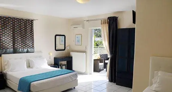 Triple Room in Peri's Hotel Triple Room in Peri's Hotel