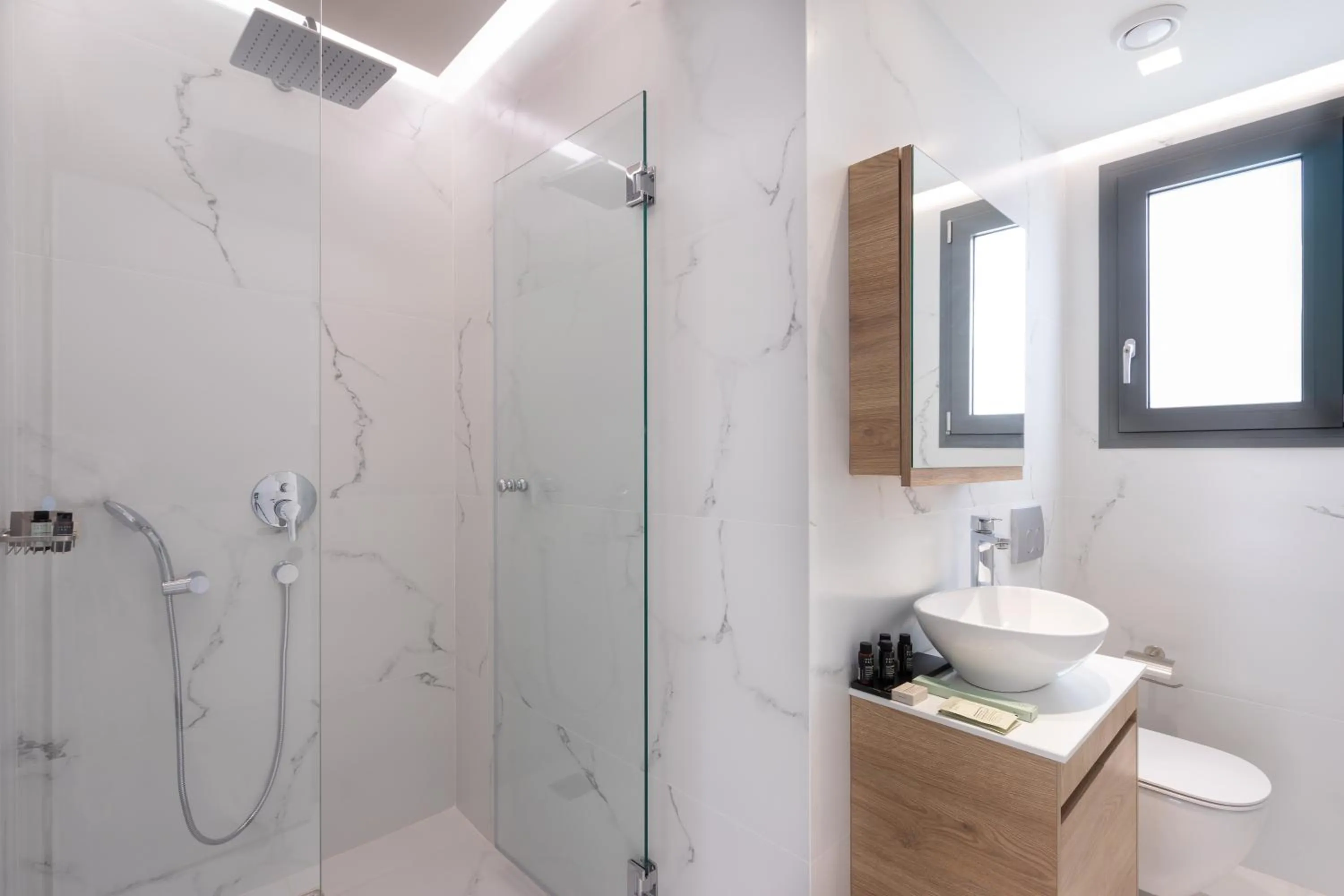 Shower in Hestia - Ippokratous 35