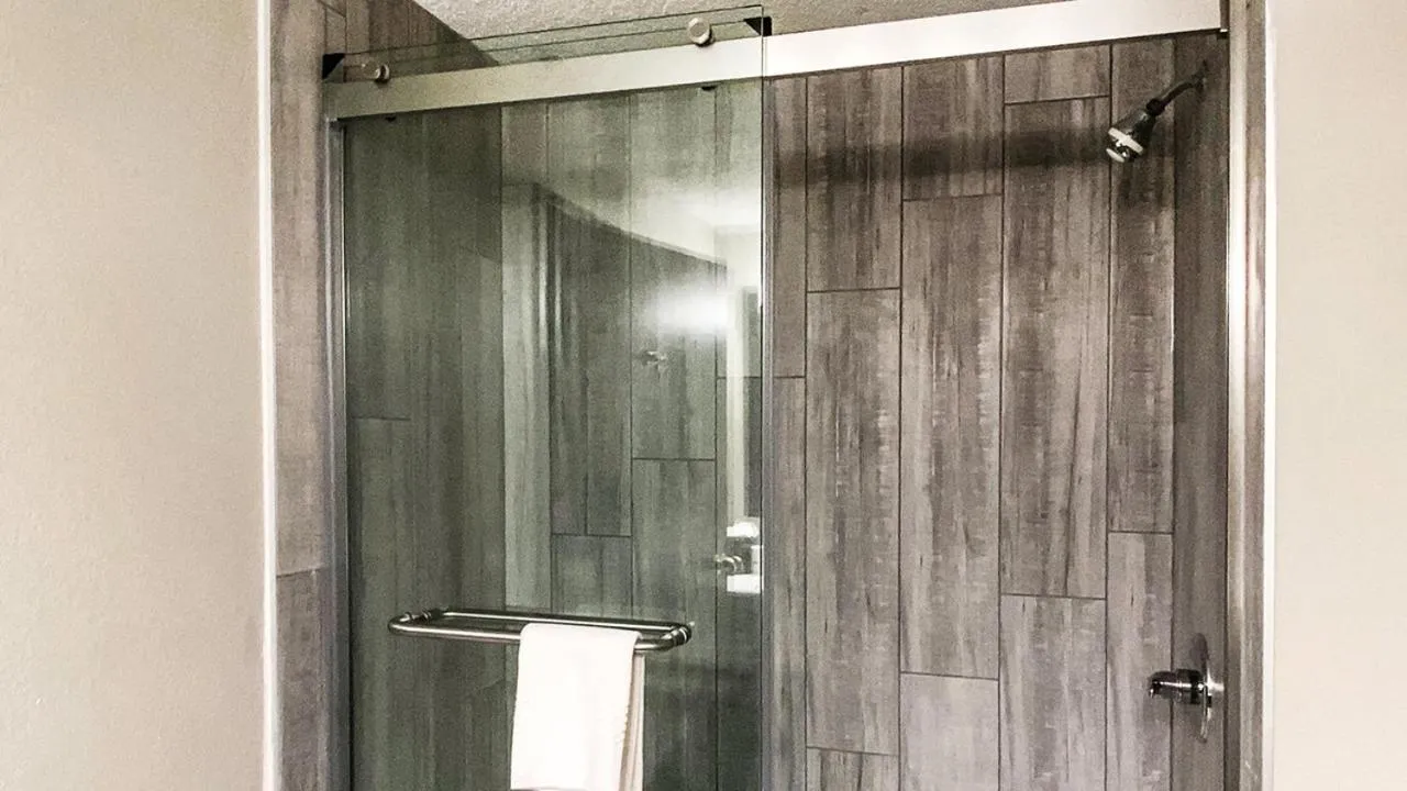 Shower in Quality Inn Roseville-Detroit North