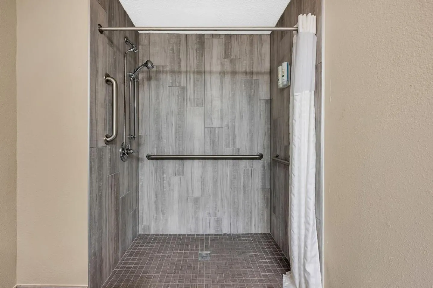 Shower in Quality Inn Roseville-Detroit North