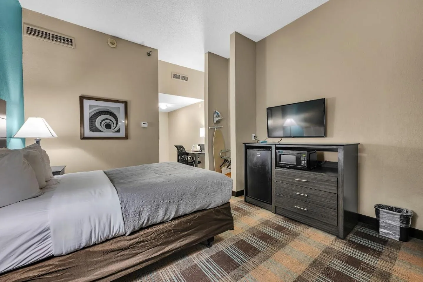 Bedroom, Bed in Quality Inn Roseville-Detroit North