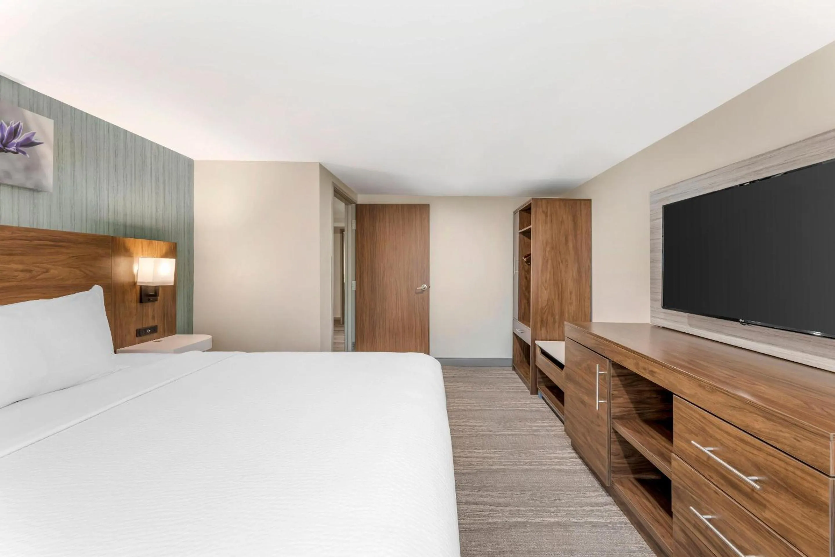 Bedroom, Bed in Sleep Inn Oakbrook Terrace - Chicago