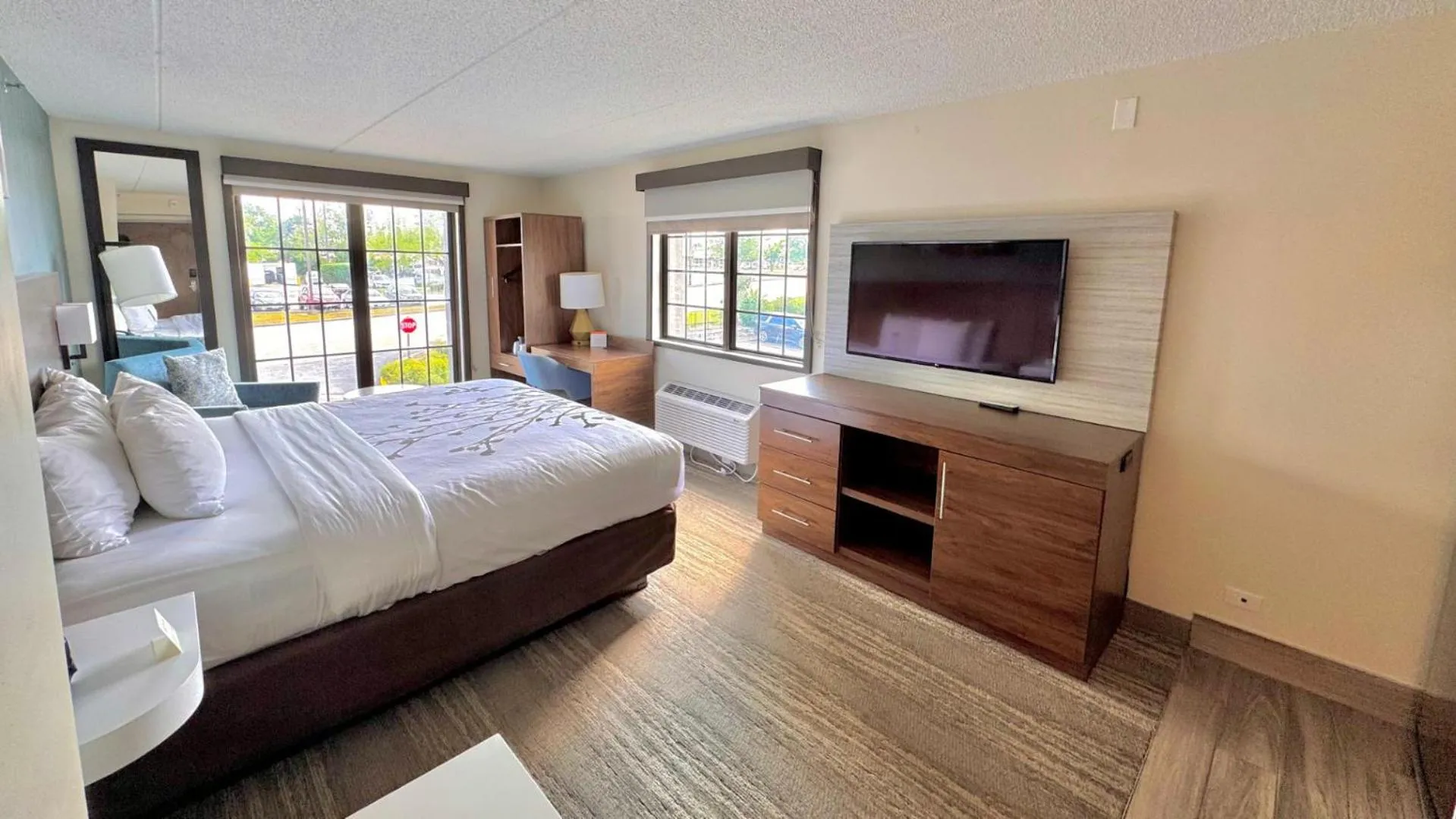 Bedroom, Bed in Sleep Inn Oakbrook Terrace - Chicago