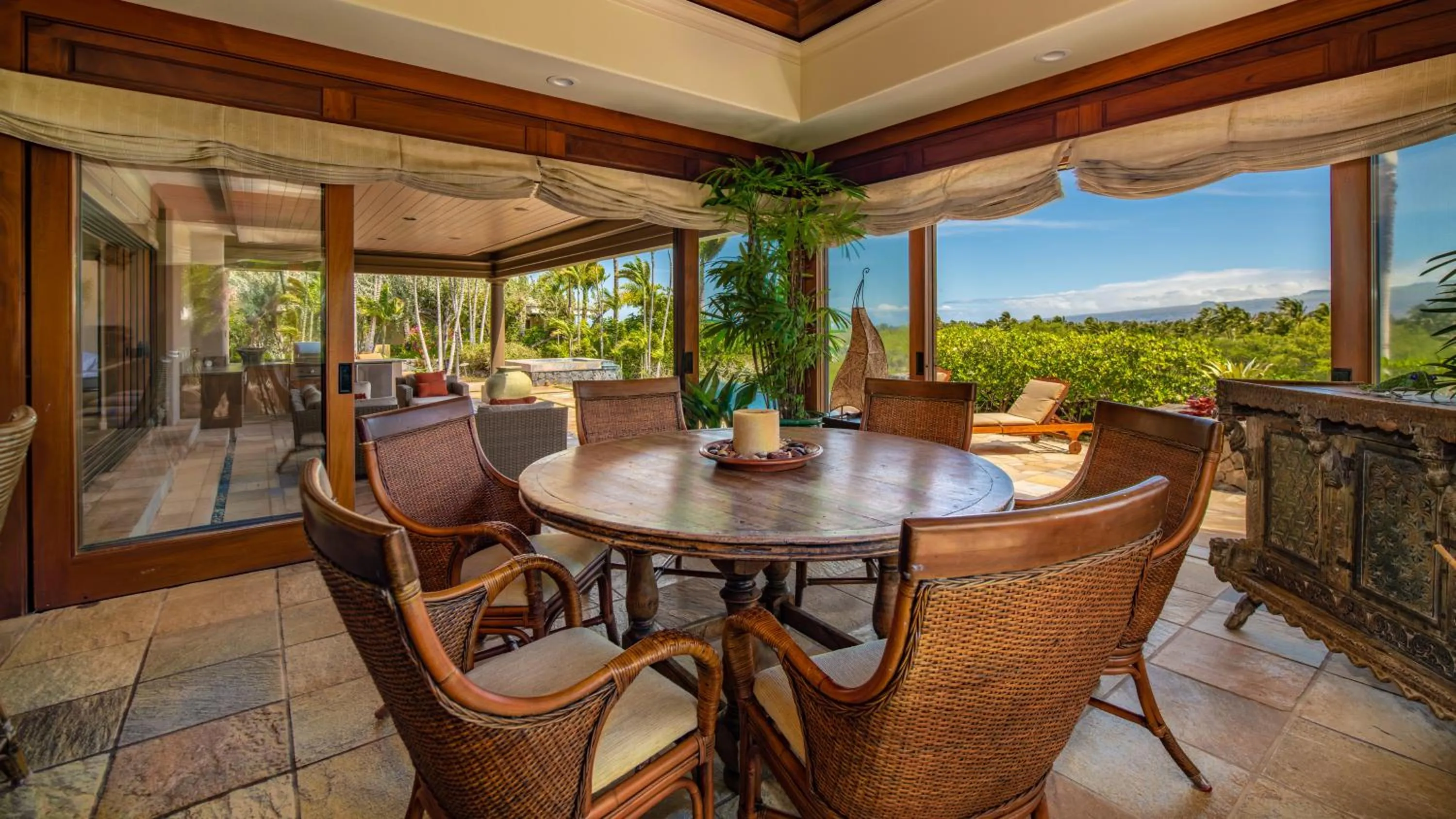 Dining area in Mauna Lani Luxury Vacation Villas - CoralTree Residence Collection