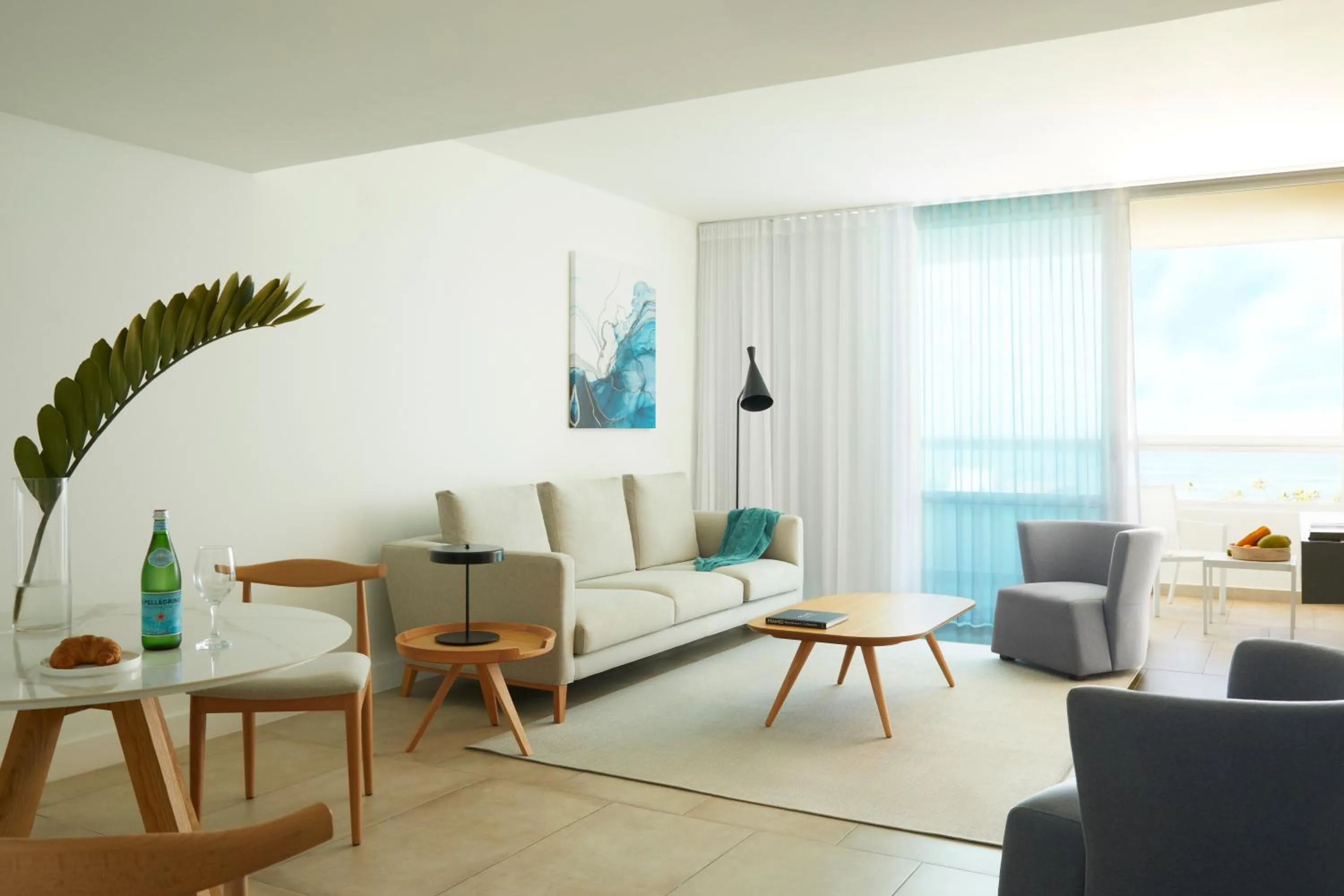 Living room in Radisson Blu Aruba