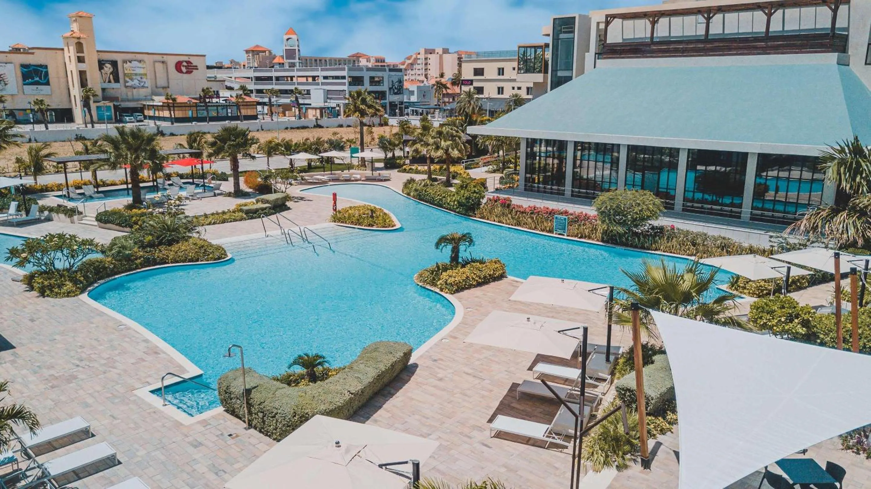 Swimming pool in Radisson Blu Aruba